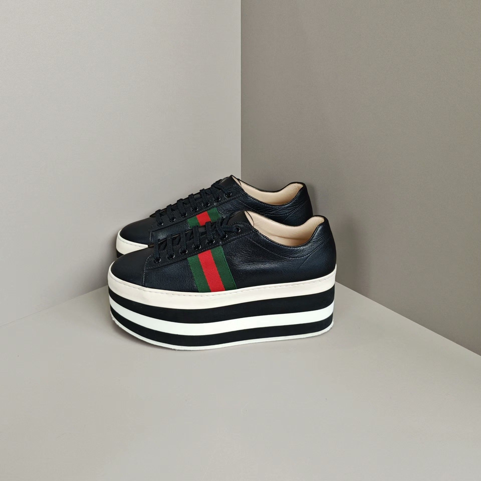 Gucci Gucci Lowtop Sneakers us_8 Women Size US 8 / IT 38 - 1 Thumbnail