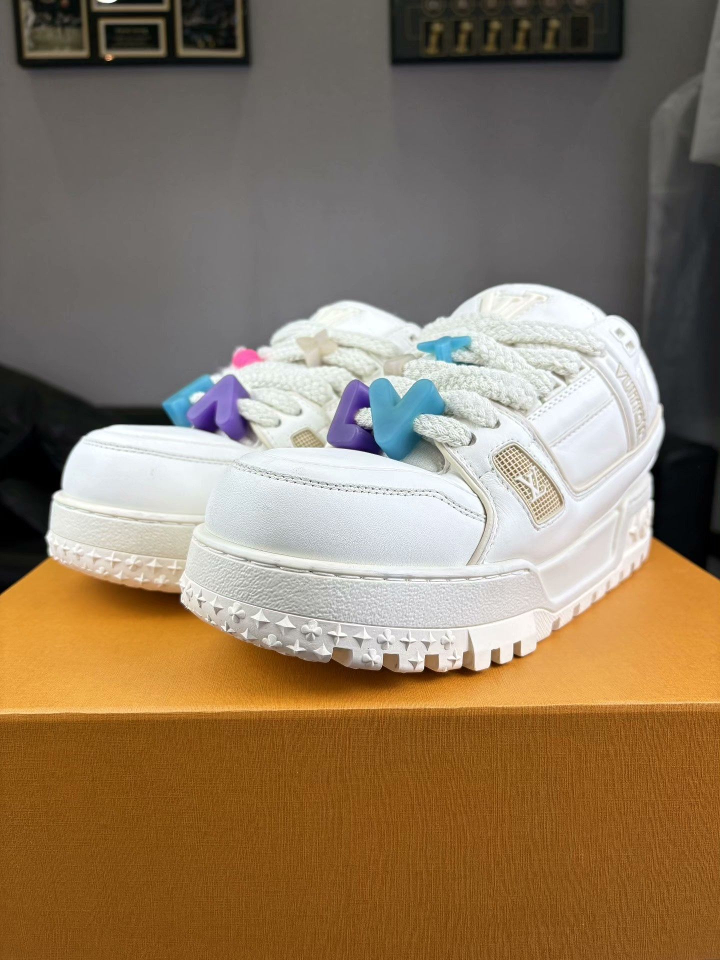 Louis Vuitton Louis Vuitton Training White Lowtop Sneakers 40 Men Size US 7.5 / EU 40-41 - 1 Thumbnail