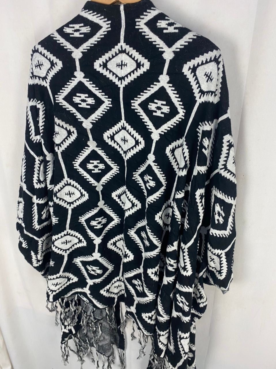 H&M × Native H&M ponchos native fullprint Size US M / EU 48-50 / 2 - 7 Thumbnail