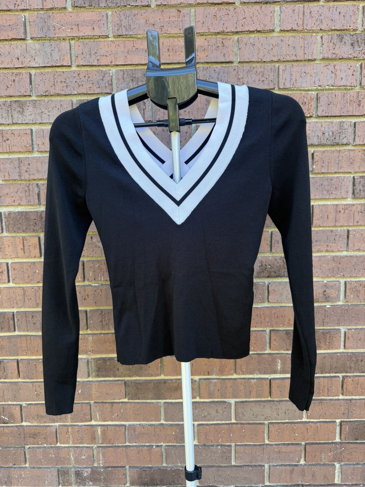Express Express Fitted Tipped V-Neck Sweater Black White Winter Size XS / US 0-2 / IT 36-38 - 1 Thumbnail