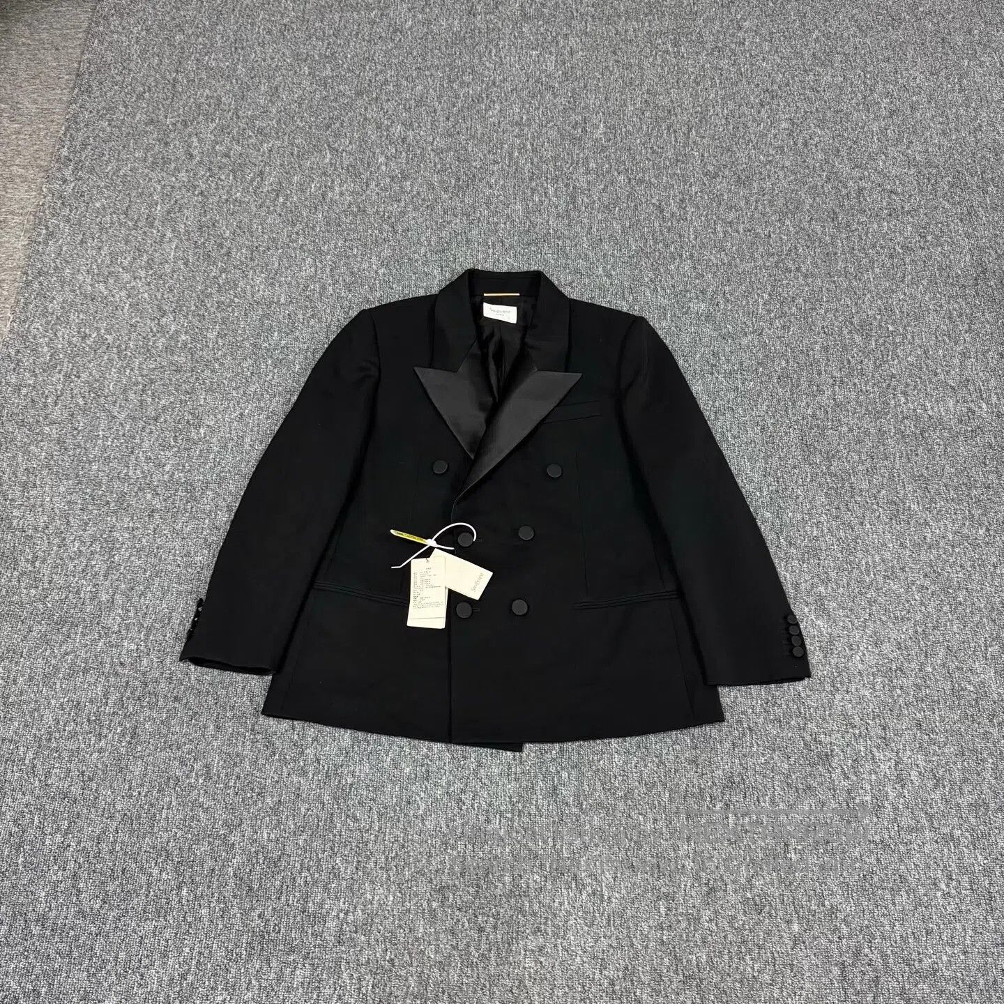 Saint Laurent Paris Saint Laurent Paris size 42 Satin lapel collar, double row Size XL / US 12-14 / IT 48-50 - 1 Thumbnail