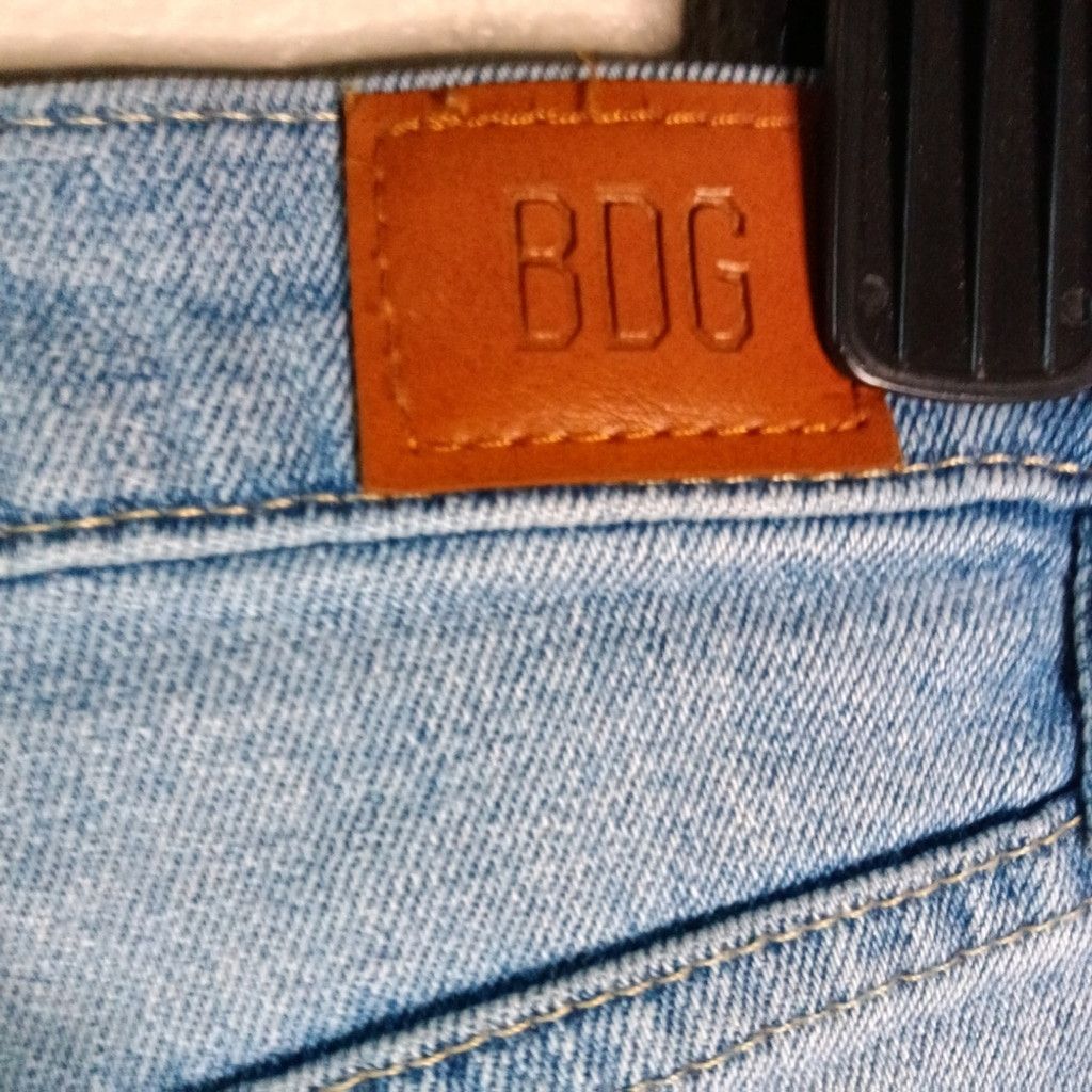 Bdg BDG High-Waisted Cropped Girlfriend Jean Light Wash Size 28 Size 28" / US 6 / IT 42 - 8 Thumbnail