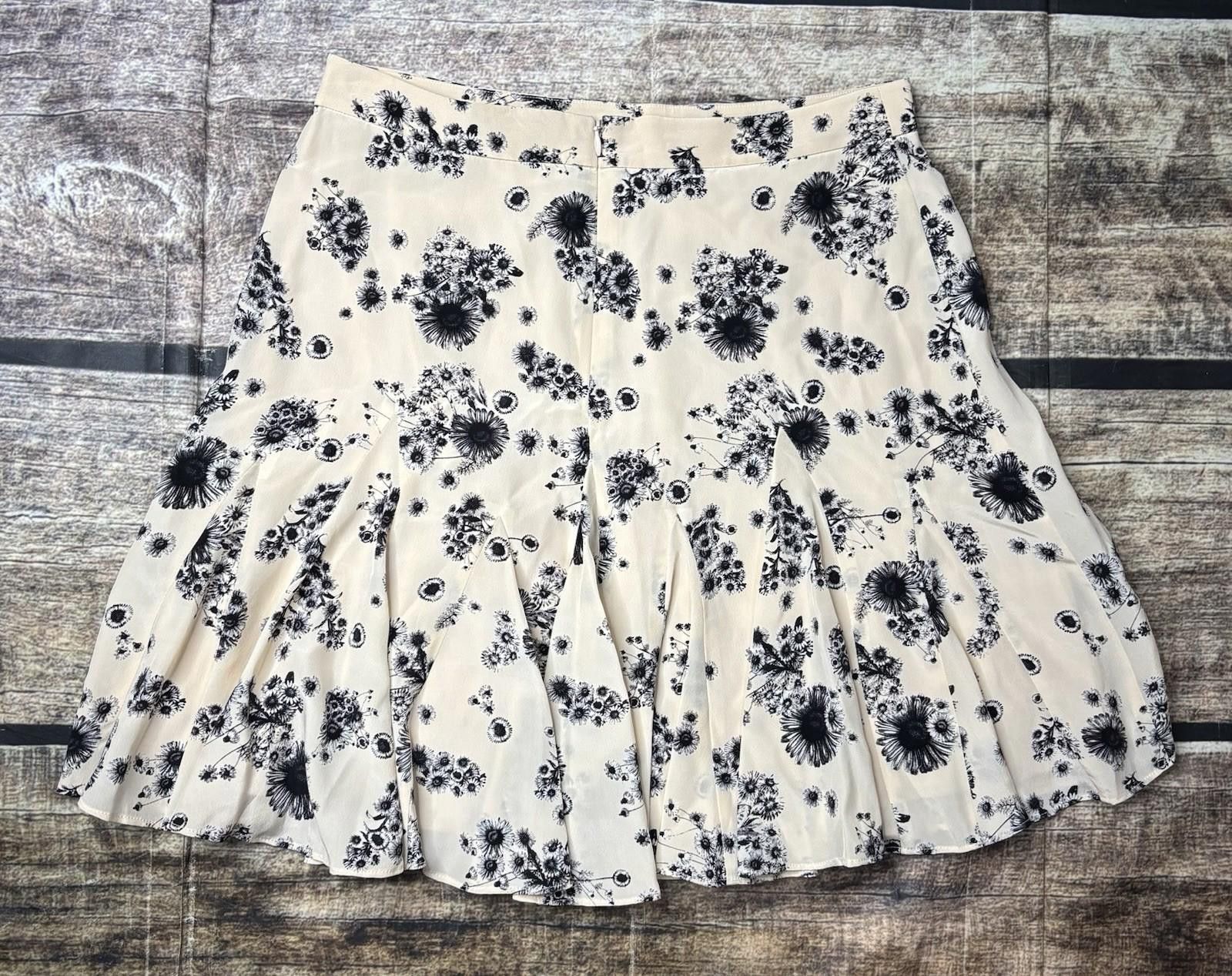 Club Monaco Club Monaco Skirt Womens Size 4 Silk Floral Pleated Skater Size 27" / US 4 / IT 40 - 3 Thumbnail