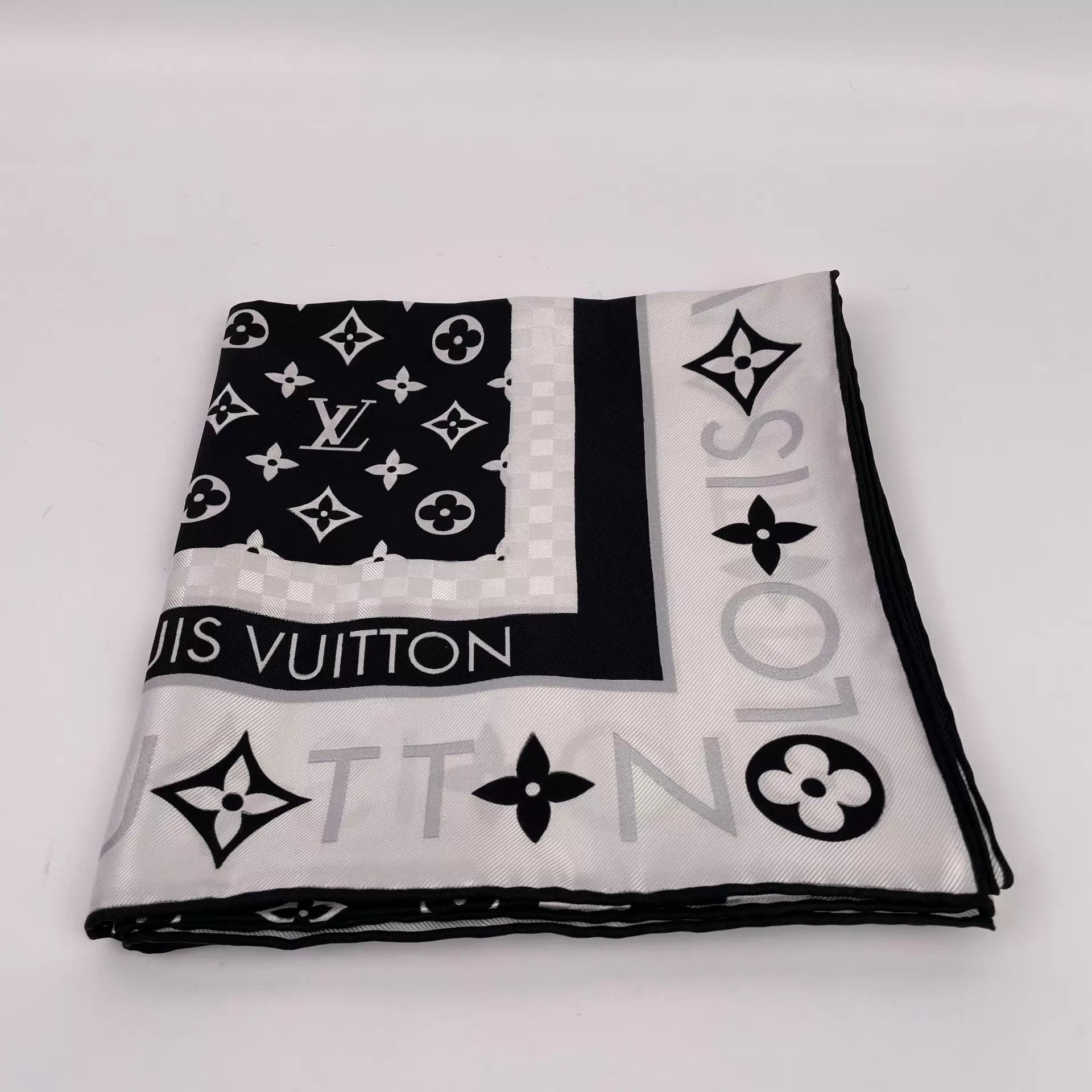 Louis Vuitton LV 90x90 Black & White Colorblocked Scarf 24 Size ONE SIZE - 3 Thumbnail