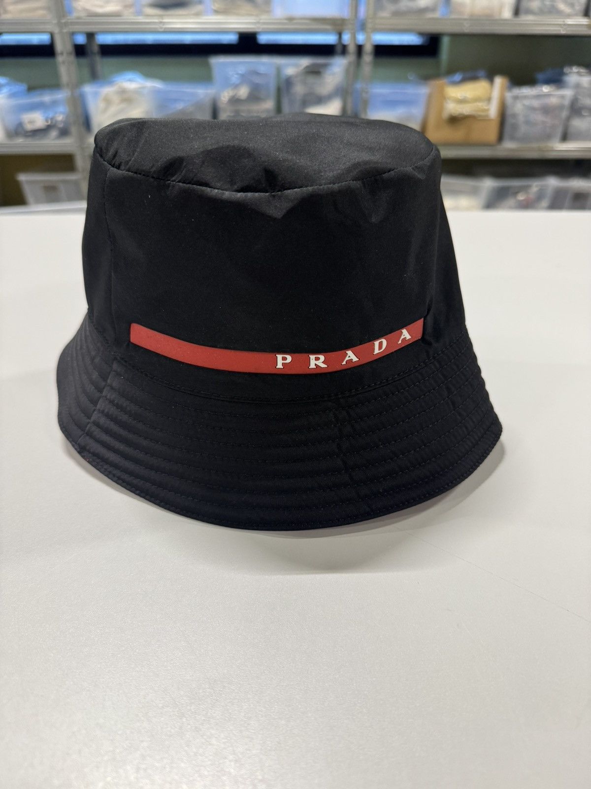 PRADA プラダ ブラック バケットハット M ハットリネアロッサ PRADA