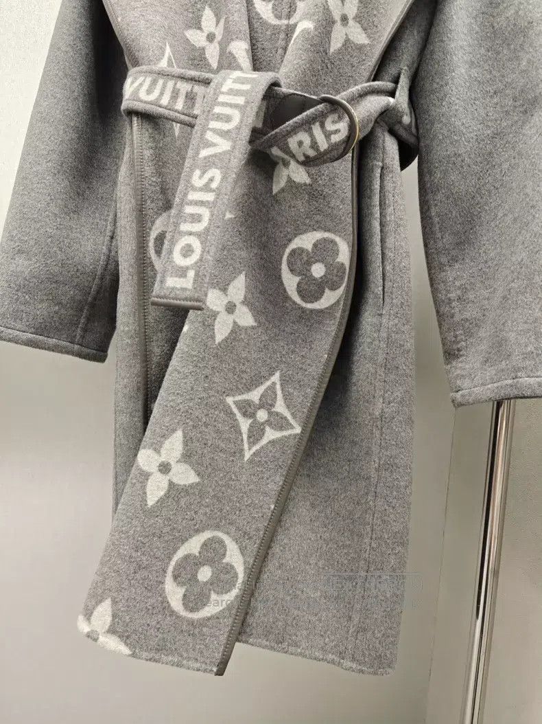 Louis Vuitton Louis Vuitton Gray full print big logo bathrobe coat Size M / US 6-8 / IT 42-44 - 4 Thumbnail