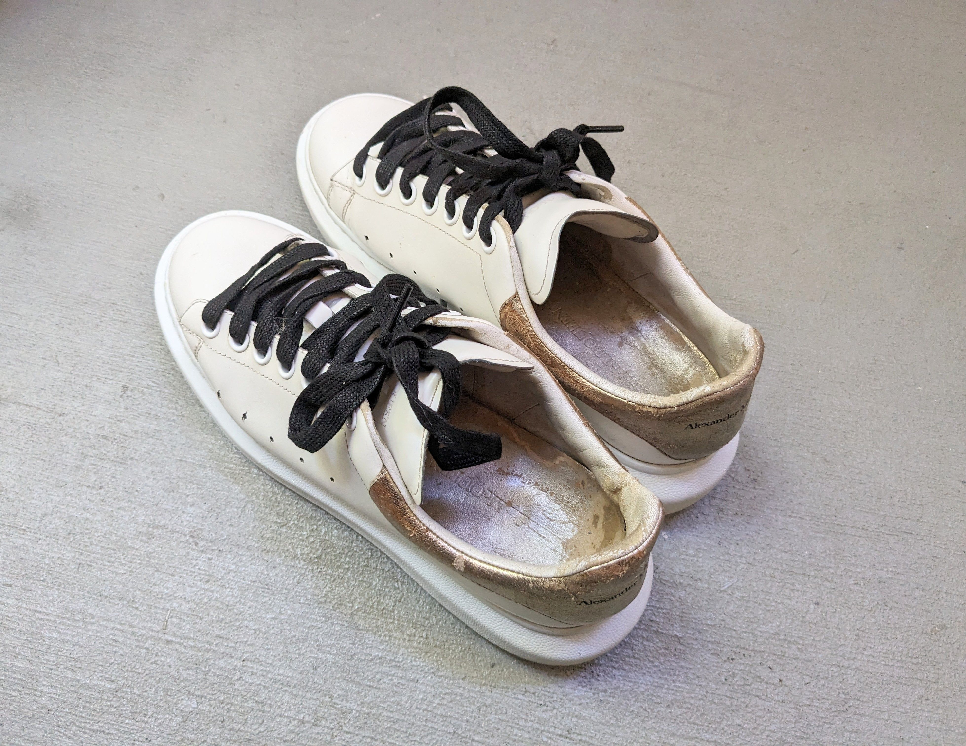 Alexander McQueen Alexander McQueen Larry Oversized Sneakers 9 42 White Gold Size US 9 / EU 42 - 16 Thumbnail