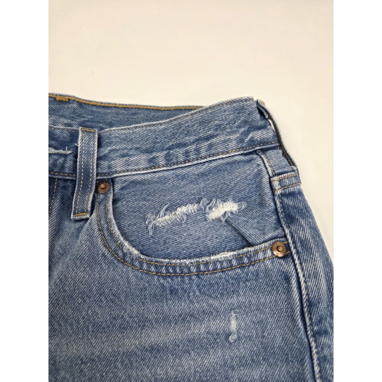 Levi's VINTAGE Levi’s 501 Womens Button Fly Shorts Blue Distressed Raw Hem 26 Regular 6 In Denim 100% Cotton Womens Jeans Size 26" / US 2 / IT 38 - 4 Thumbnail