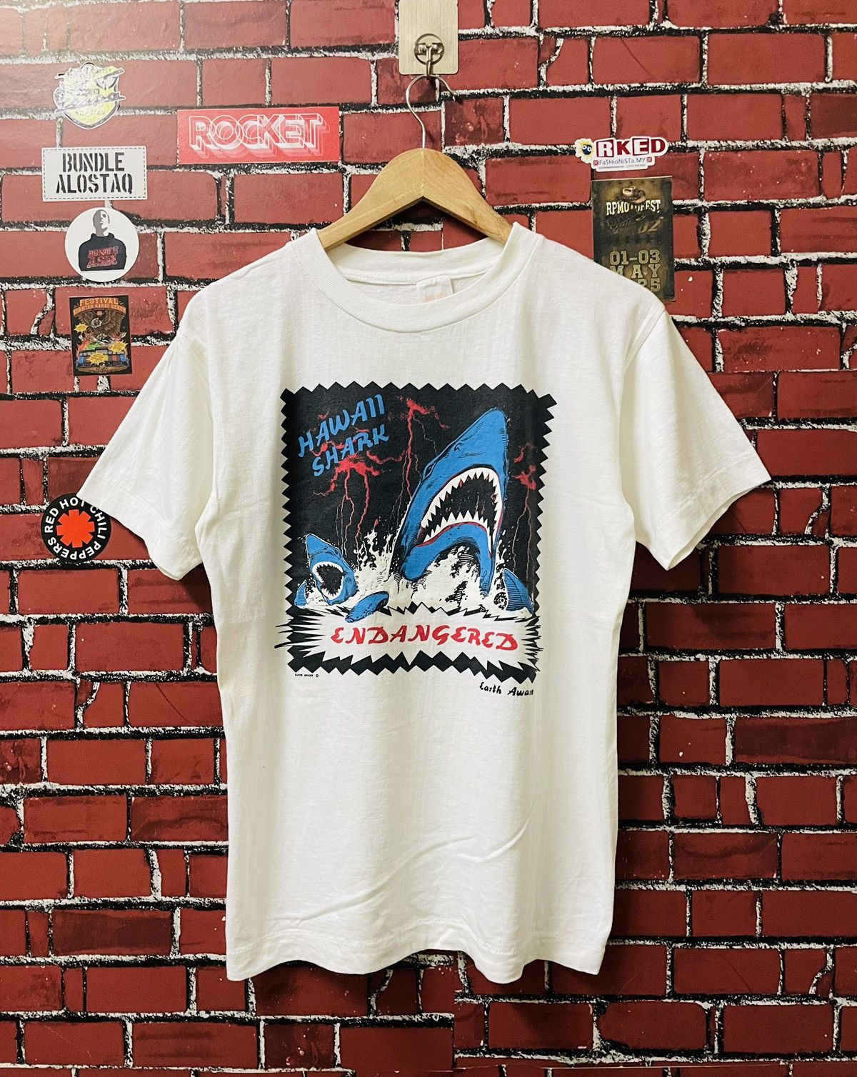 VINTAGE HAWAII SHARK ENDANGHERED 90s SHIRTS