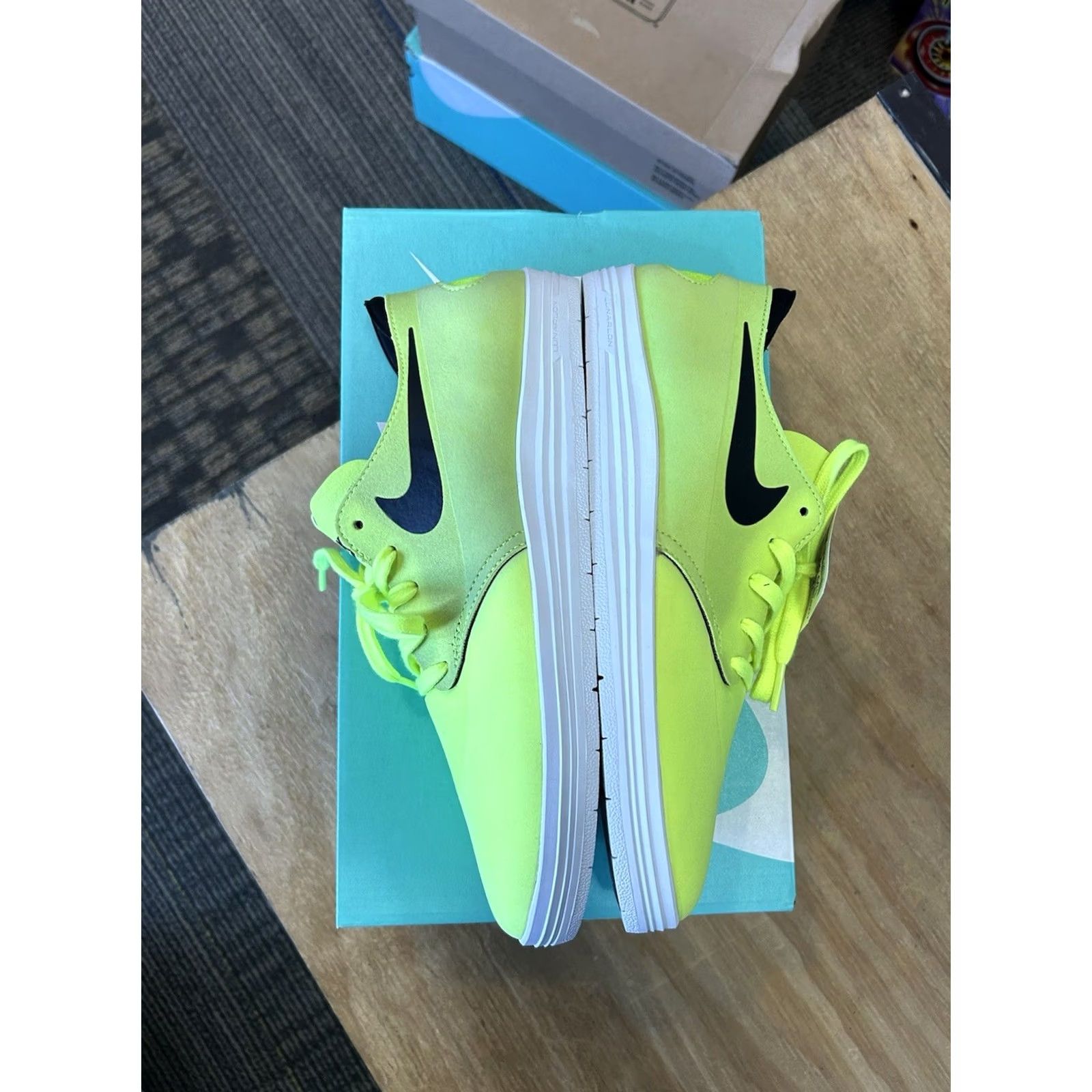 Vintage Nike SB Lunar Oneshot Volt/Black Sneaker 631044-700 US Men’s 8 DS Brand New In Box With Marks As Is Size US 7 / EU 40 - 6 Thumbnail
