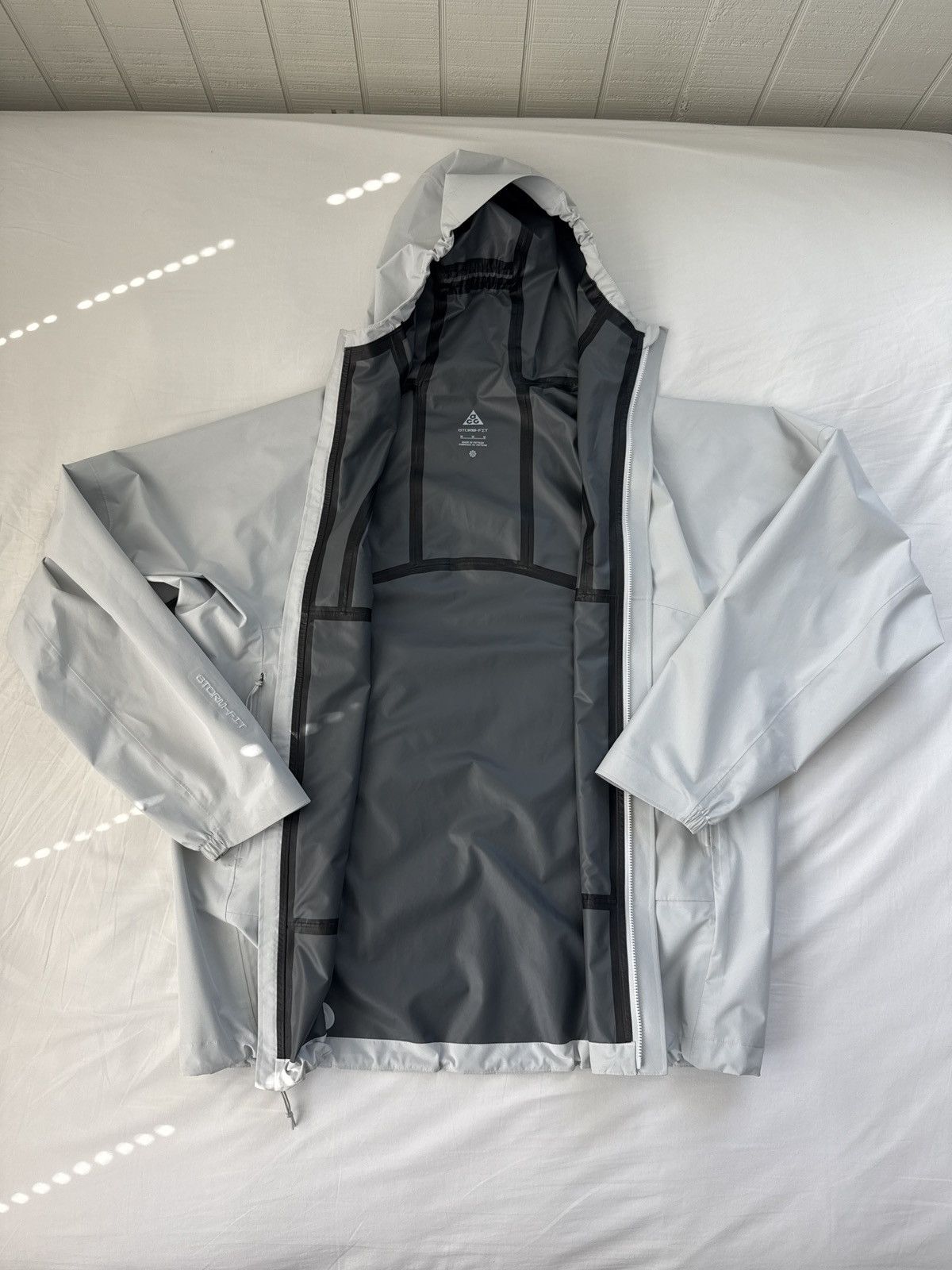 Nike ACG Nike ACG Storm Fit Cascade Rains Waterproof Jacket White Size US M / EU 48-50 / 2 - 8 Thumbnail