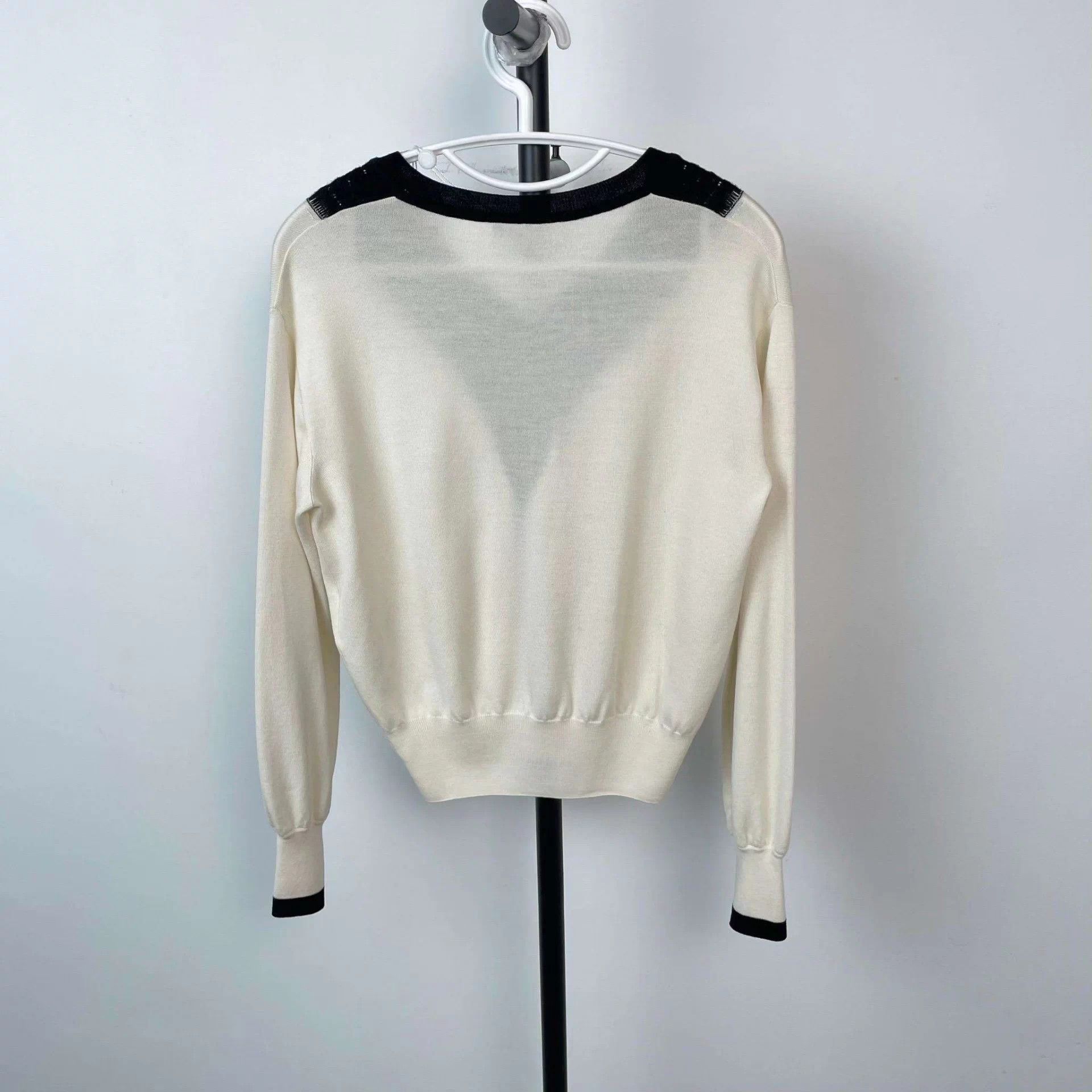 Chanel Chanel white V-neck sweater 36 Grade A no accs Size XS / US 0-2 / IT 36-38 - 2 Thumbnail