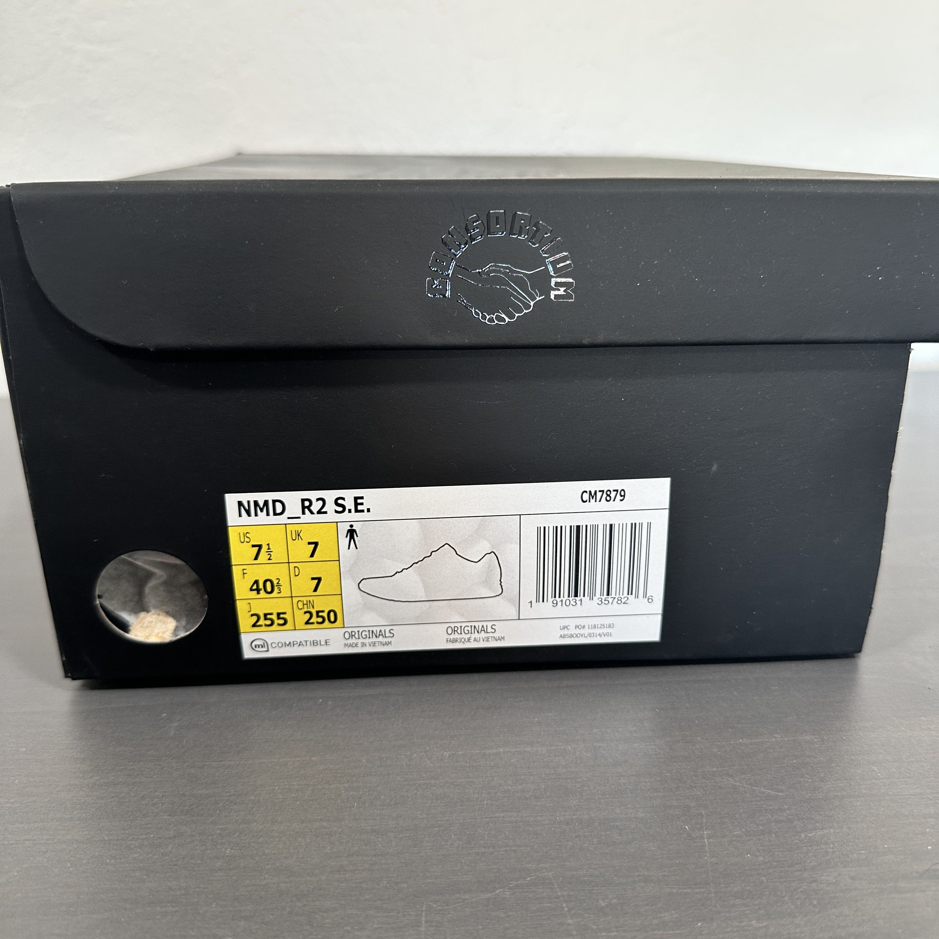 Adidas adidas x A Ma Maniere x Invincible NMD R2 S.E. US 7.5 VNDS Size US 7.5 / EU 40-41 - 9 Thumbnail