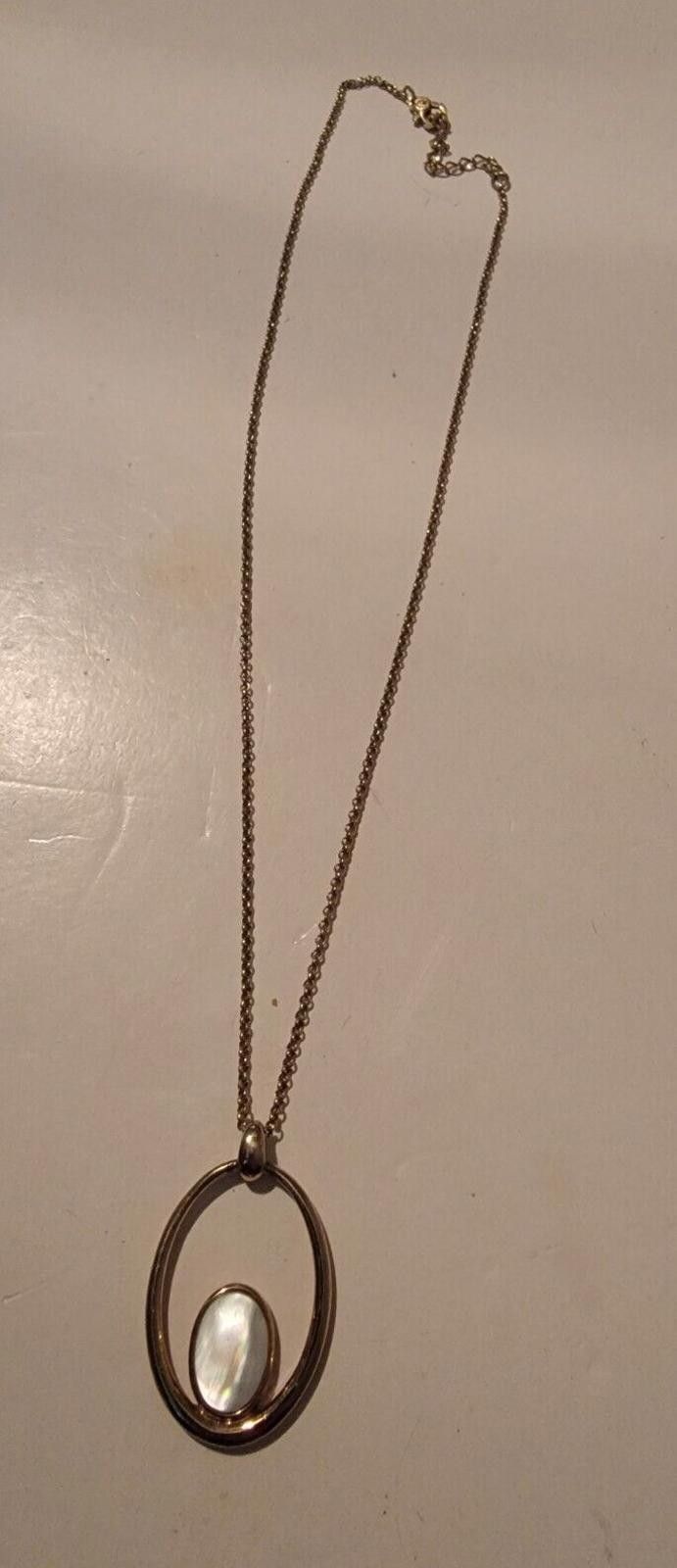 The Unbranded Brand Vintage Gold Tone Necklace Mother Of Pearl Pendant Oval Size ONE SIZE - 1 Thumbnail