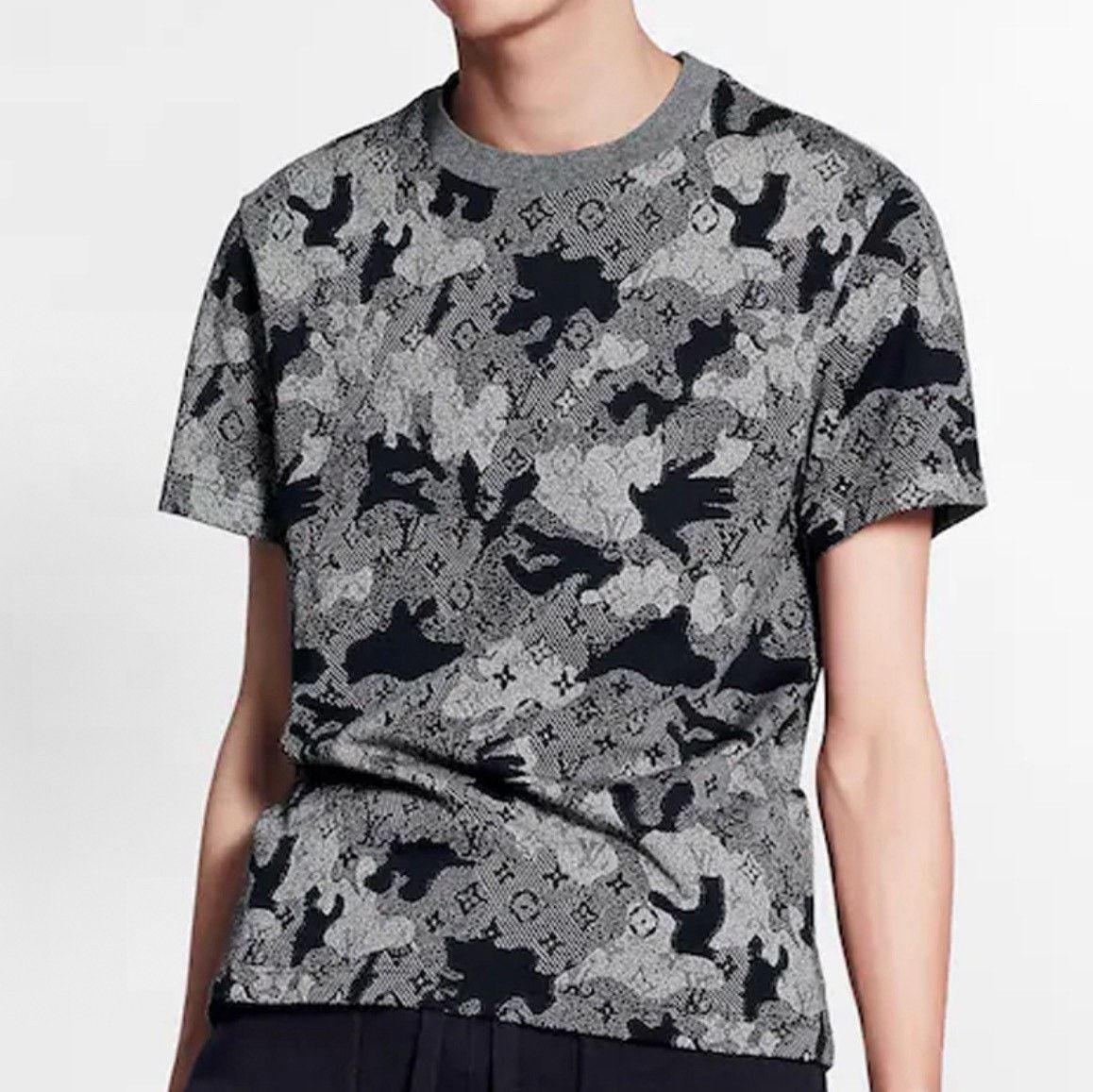 Louis Vuitton Louis Vuitton Camo T-Shirt l Men Size US L / EU 52-54 / 3 - 1 Thumbnail