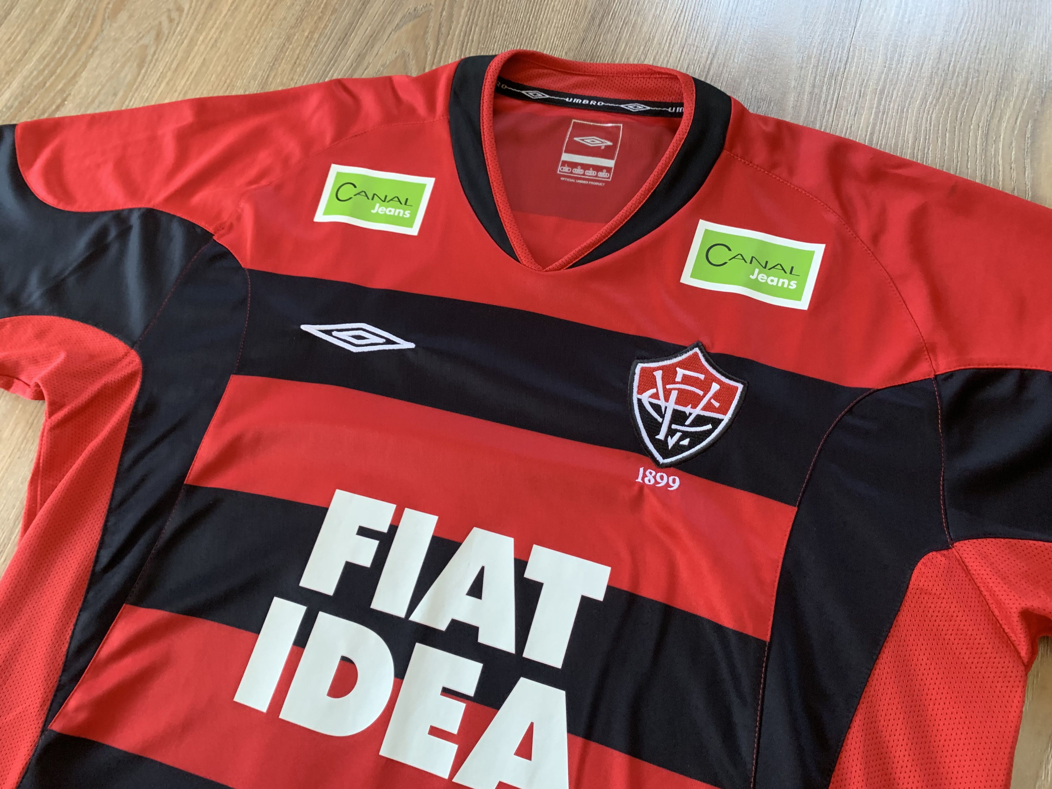 Vintage Rare Umbro EC Vitoria Brasil Soccer Jersey Size US L / EU 52-54 / 3 - 4 Thumbnail
