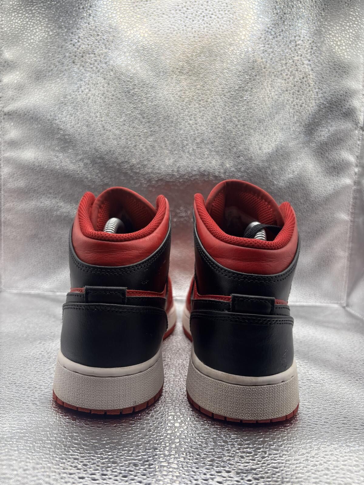 Jordan Brand Air Jordan 1 mid reverse red 2021 GS Size US 6 / EU 39 - 4 Thumbnail