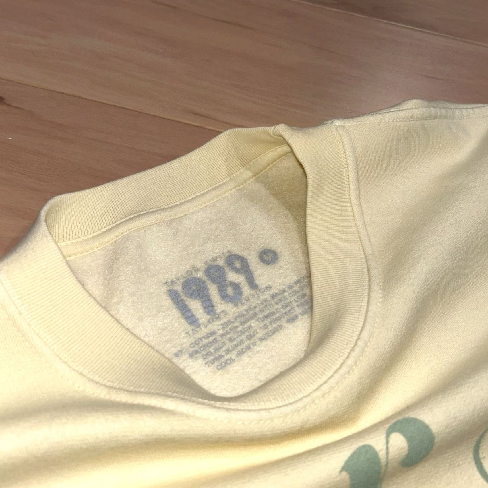 Vintage Taylor Swift 1989 Yellow Sweatshirt Long Sleeve Women M Pullover Crew Neck Graphic Logo Light Yellow Casual Activewear Fall Winter Spring Style Women Size M / US 6-8 / IT 42-44 - 2 Thumbnail