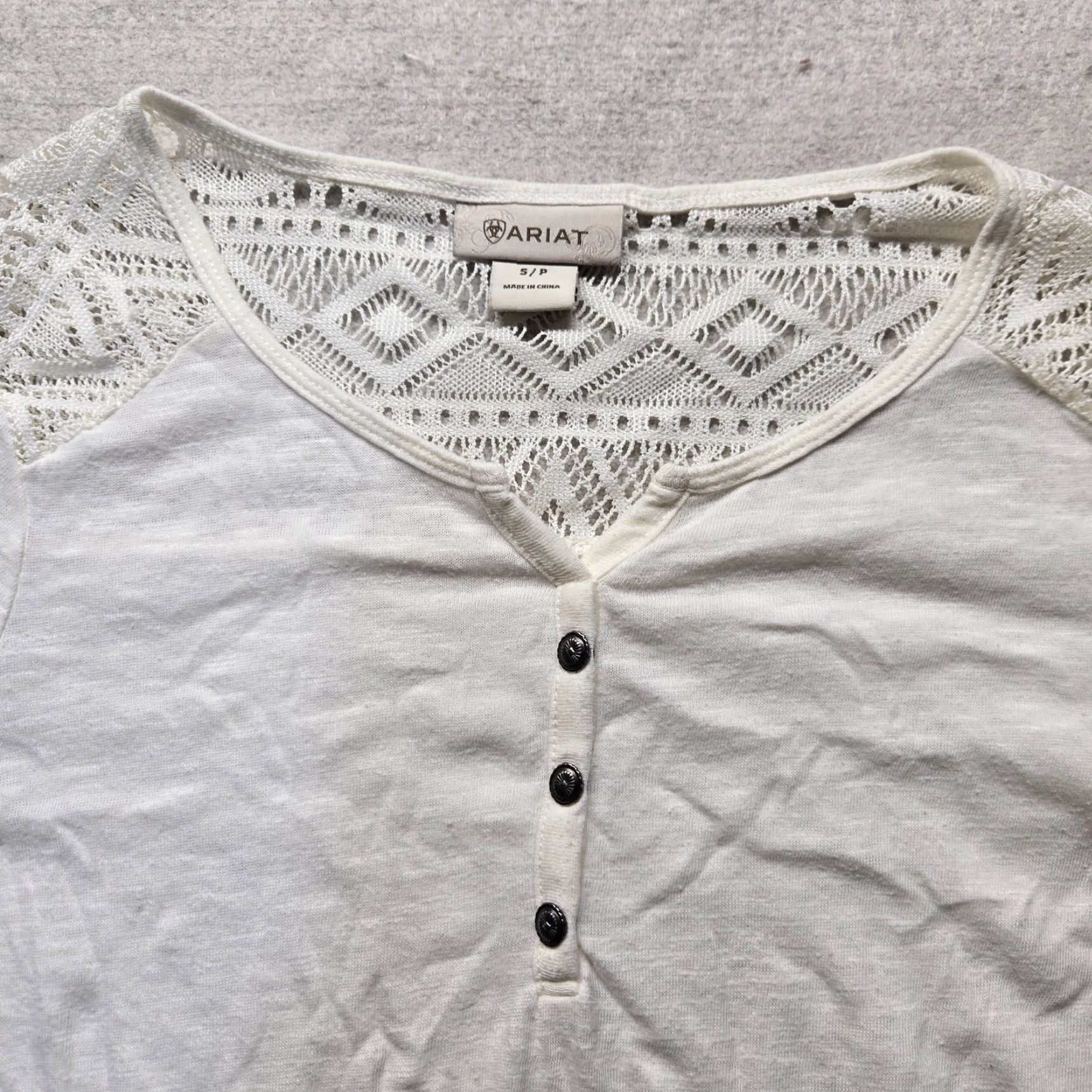 Ariat Ariat Shirt Solid White Long Sleeve V-Neck Lace Detail Crochet Adult Women S Small Size S / US 4 / IT 40 - 2 Thumbnail