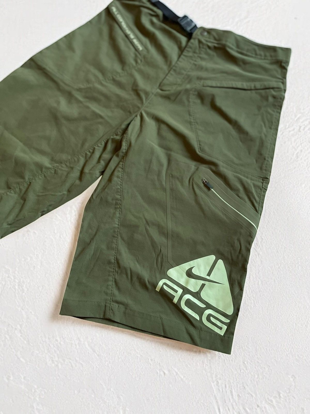 Nike ACG × Vintage OFFER!🫵🏻 NIKE ACG BIG LOGO CARGO POCKE SHORTS BERMUDA VINTAGE Size US 34 / EU 50 - 6 Thumbnail