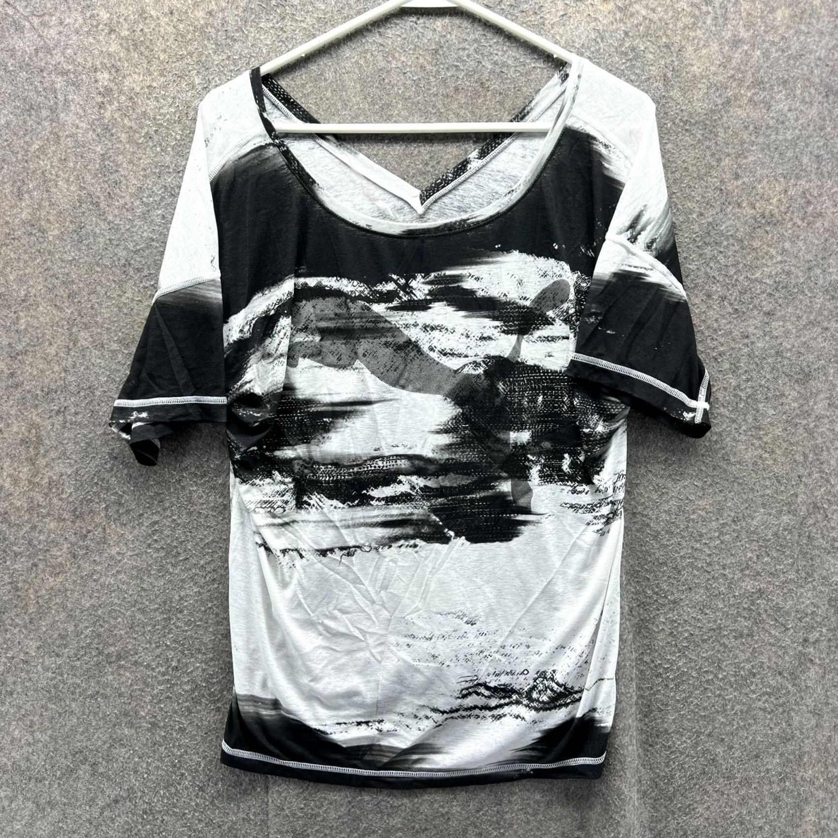 Puma PUMA Shirt Womens Medium Gray Black Graphic V Neck Short Sleeve Abstract Camo Size M / US 6-8 / IT 42-44 - 2 Thumbnail