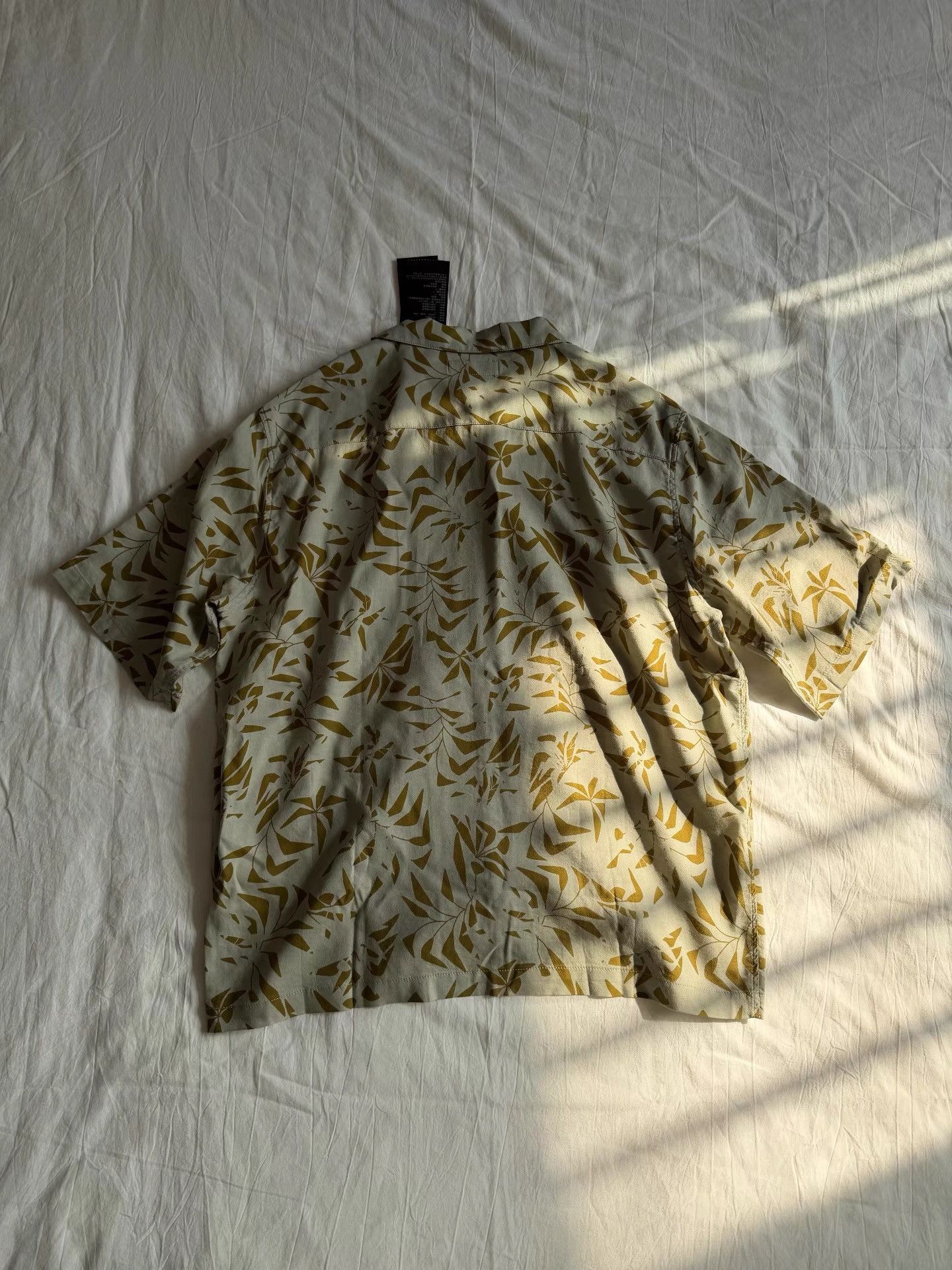 Saint Laurent Paris Saint Laurent island resort style short-sleeve shirt K33 Size US L / EU 52-54 / 3 - 3 Thumbnail