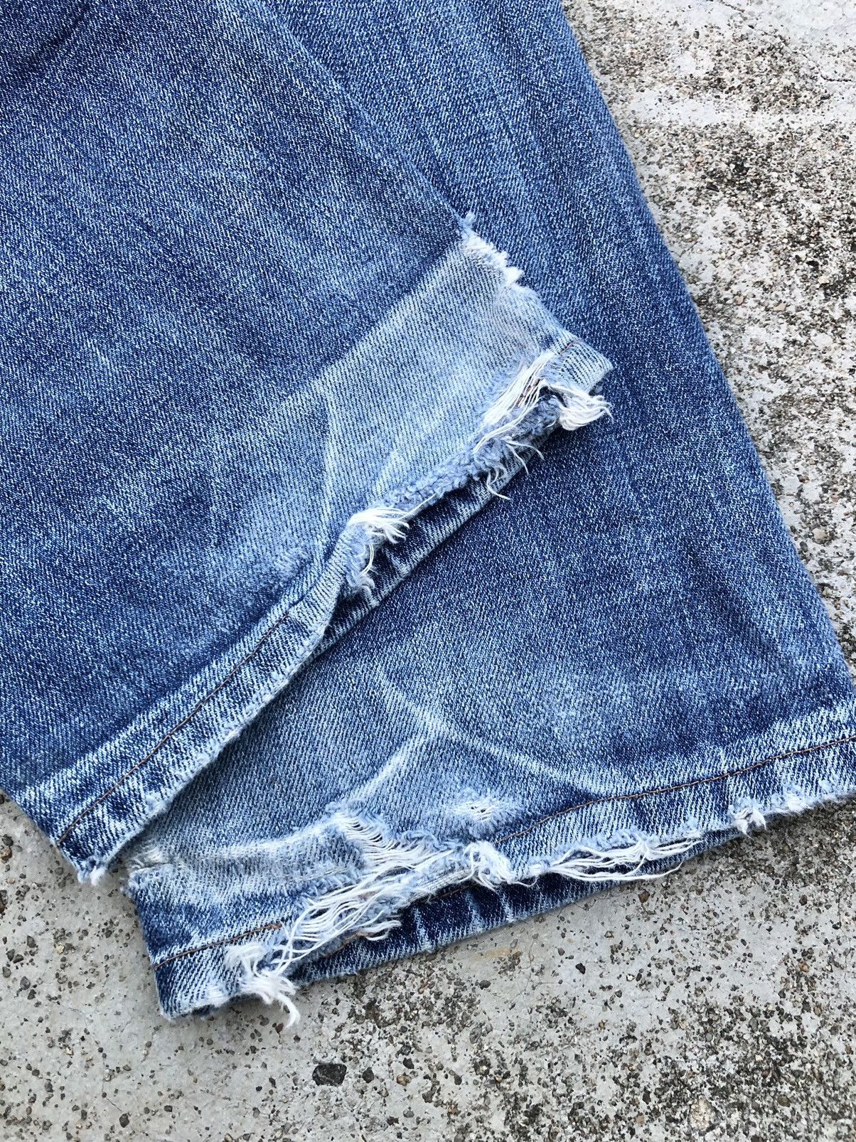 Other BUCKLE BACK MSGR DISTRESSED DENIM Size US 33 - 13 Thumbnail