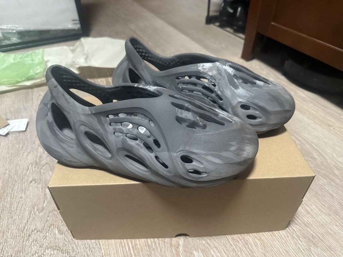 Yeezy Yeezy Foam RNR MX Granite Size US 9 / EU 42 - 1 Thumbnail