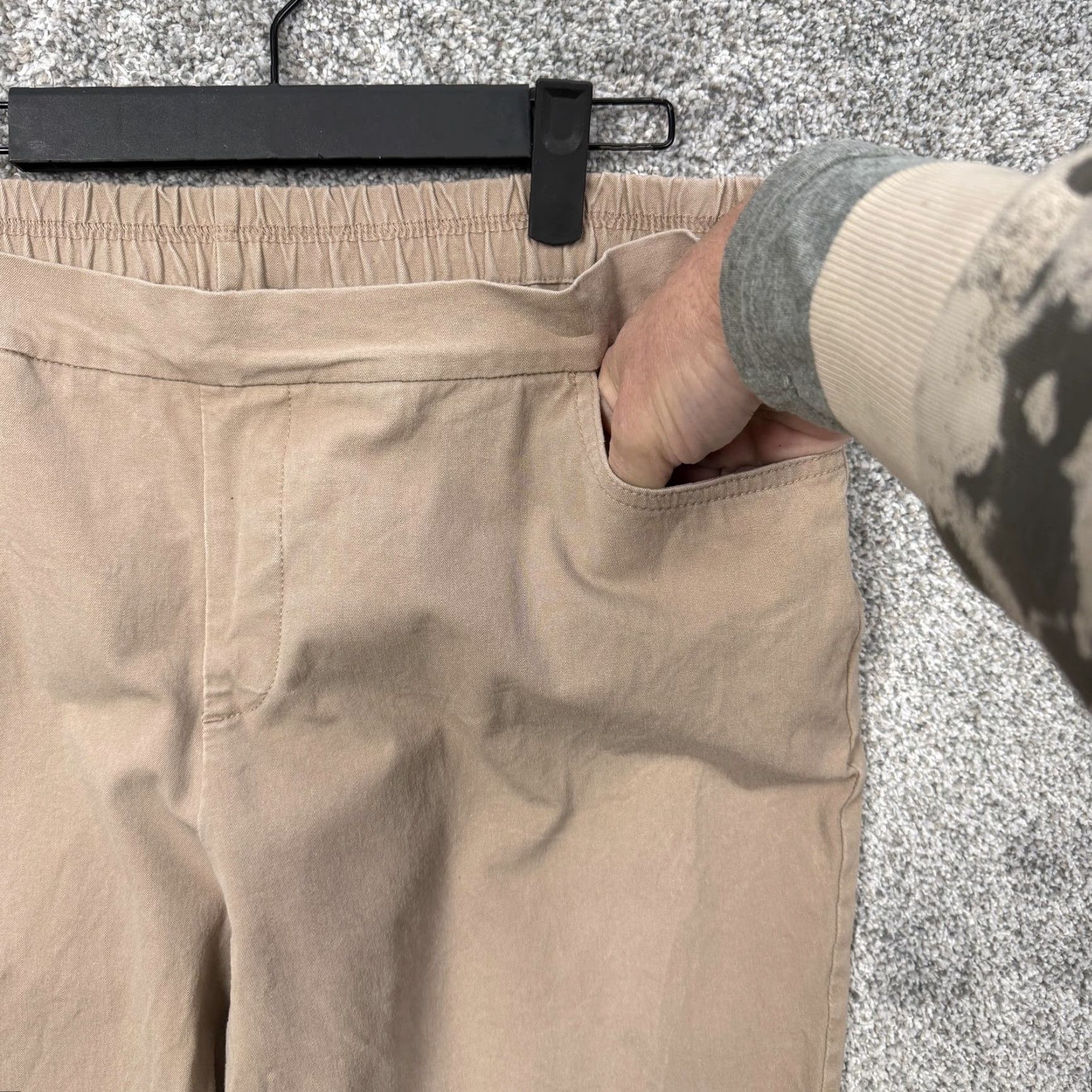Vintage Isaac Mizrahi Live! Capri Pants Womens 18W Capri Pants Beige Twill Stretch Pockets Elastic Waist Pull On Casual plus size Size 40" / US 18 - 7 Thumbnail