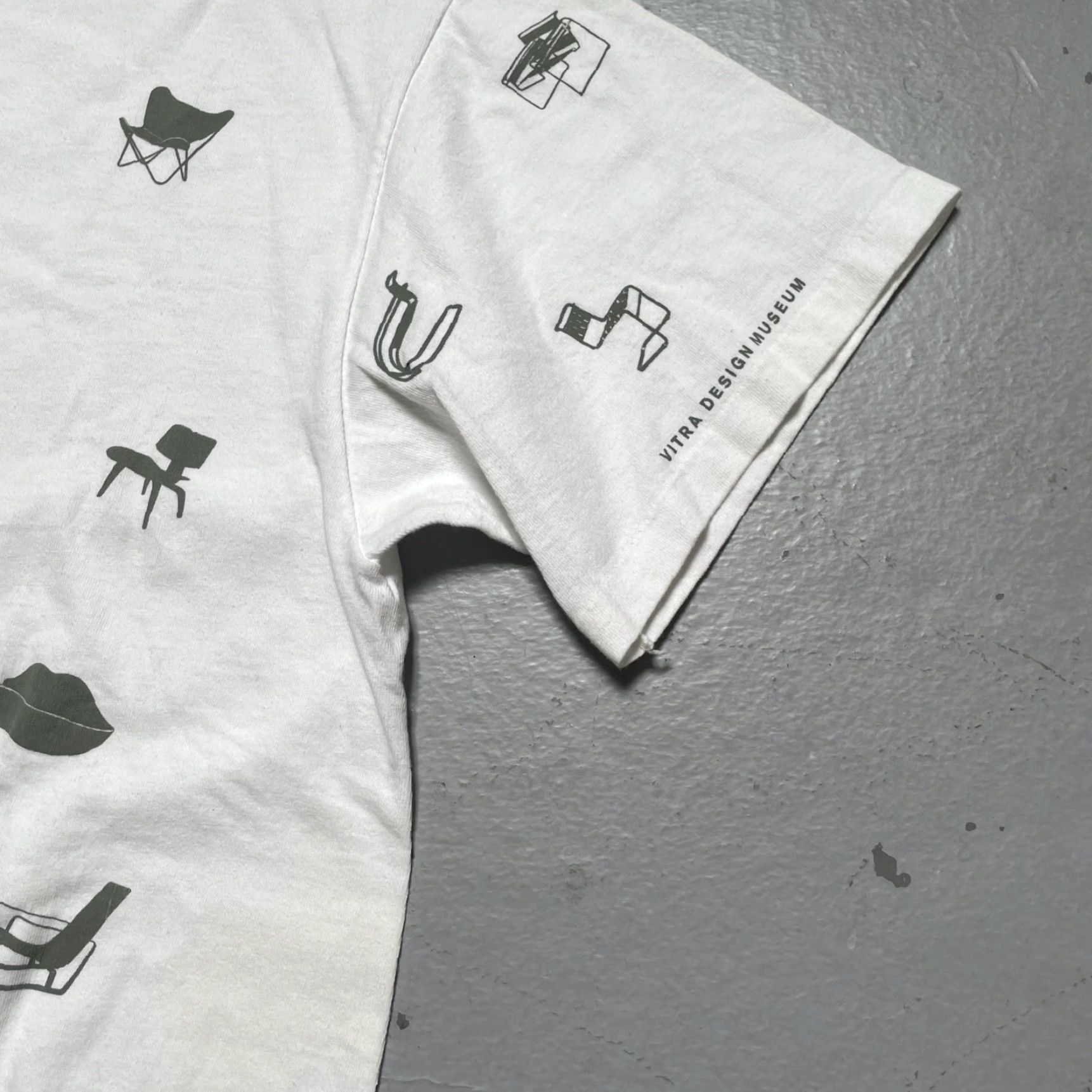 Hanes VINTAGE Hanes T-Shirt Shirt Unisex Adults L White Designer Art 90s 2000s Chair MCM Single Stitch Vintage Yes Mens Womens Boys Girls Size US L / EU 52-54 / 3 - 6 Thumbnail