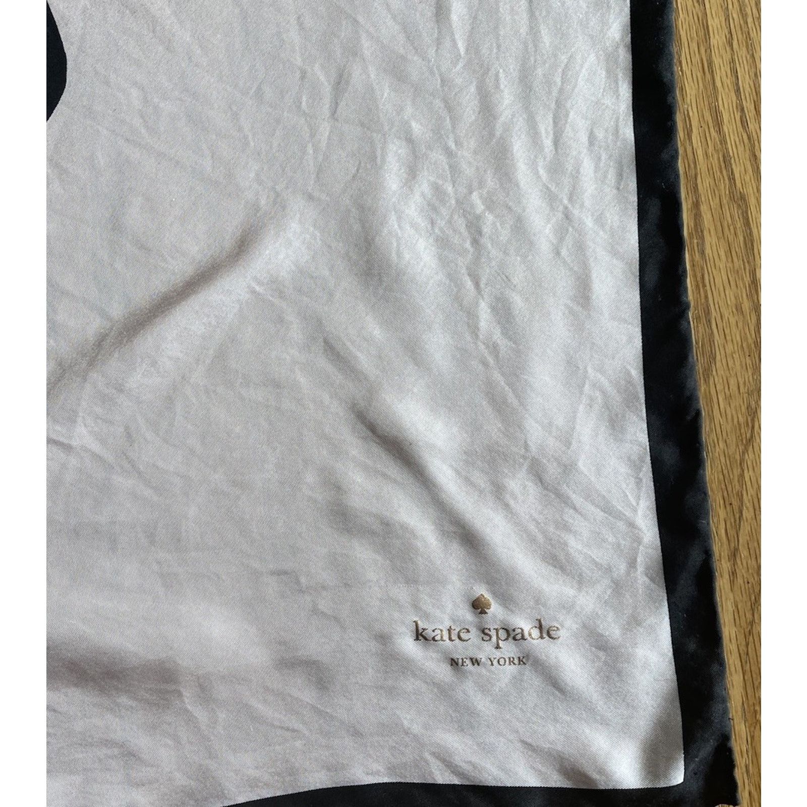 Kate Spade KATE SPADE NEW YORK Masquerade Lips 33” Square Scarf Iconic Size ONE SIZE - 3 Thumbnail