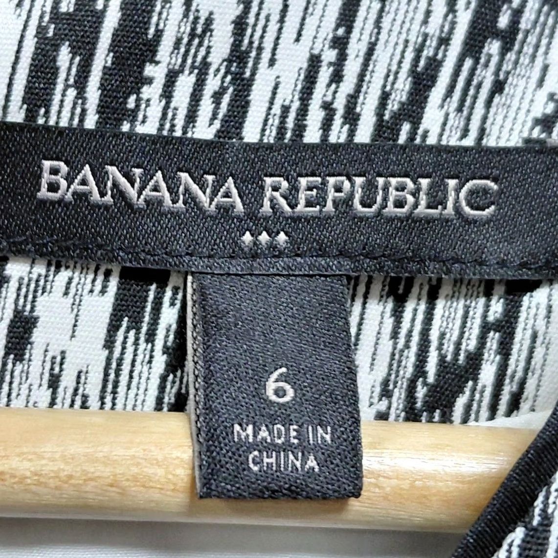 Banana Republic Banana Republic Black White Sleeveless Knit Dress V-Neck Knee Length 6 Women's Cotton Spandex Stretch Dress, Business Casual, Spring Summer Size M / US 6-8 / IT 42-44 - 3 Thumbnail