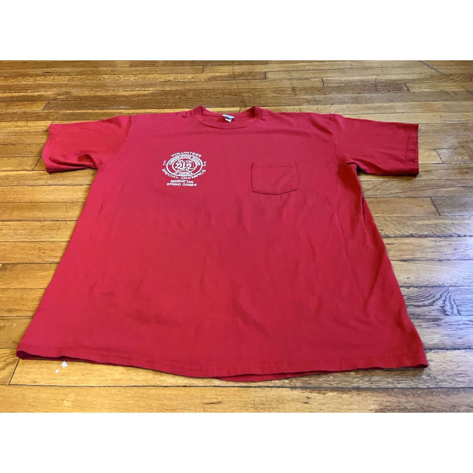 Vintage VINTAGE Manhattan Special Olympics 2000 Pocket Shirt Windjammer Men’s XL Red 90s City Retro Graphic Print T-Shirt with Pockets Mens Size US XL / EU 56 / 4 - 2 Thumbnail