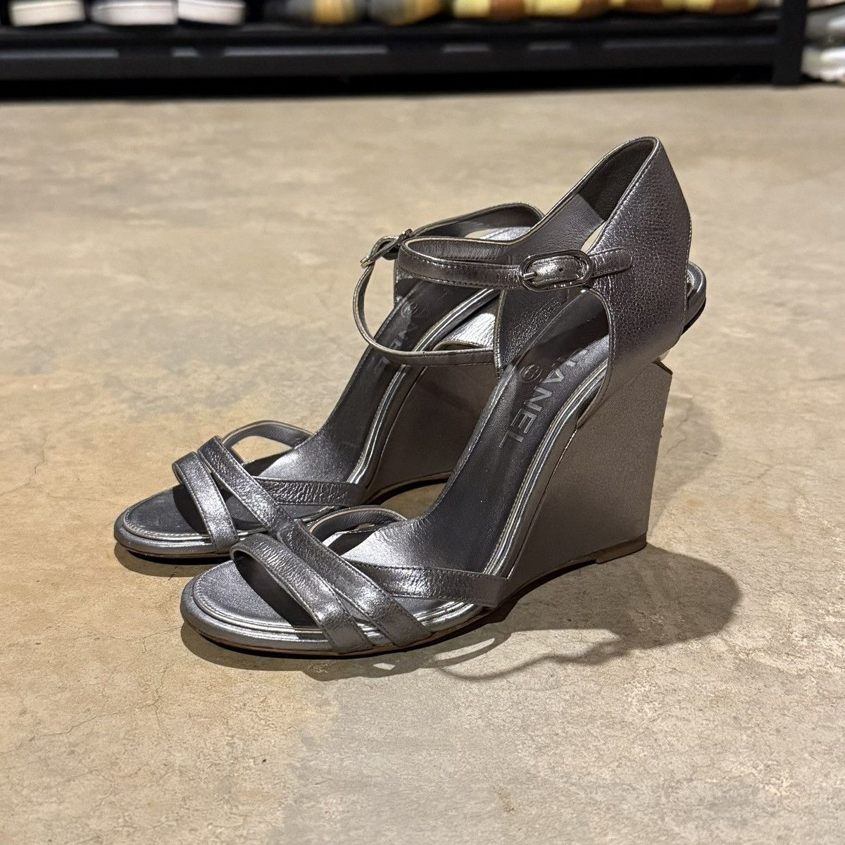 Chanel Chanel Interlocking CC Logo Silver Pearl Wedge Sandals EU 36 Size US 6 / IT 36 - 3 Thumbnail