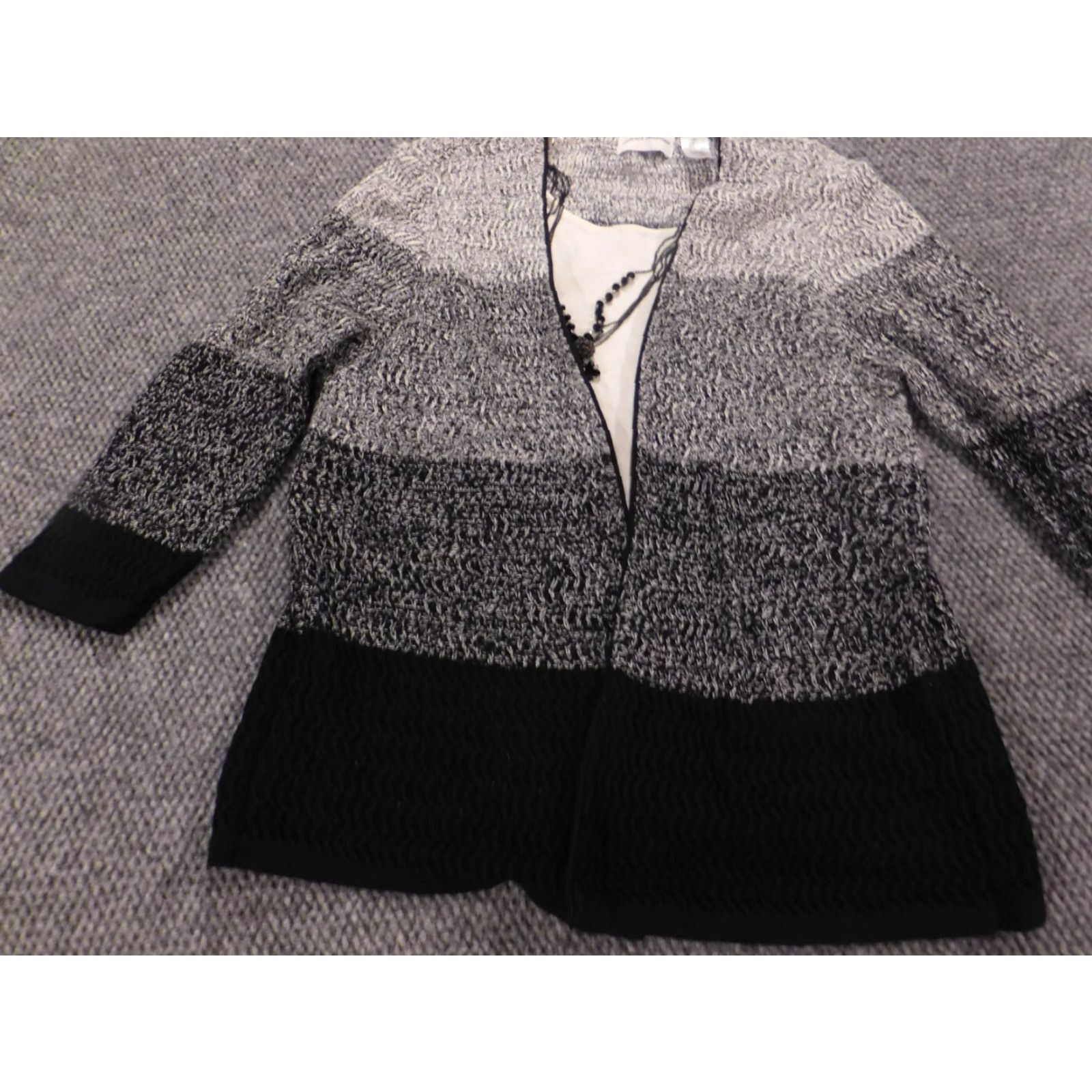 Vintage Alfred Dunner Womens Sweater Medium Gray Pullover Crew Neck Long Sleeve Stretch Brushed Knit Button Accent Casual Modern American Pattern Solid ķ Size M / US 6-8 / IT 42-44 - 3 Thumbnail