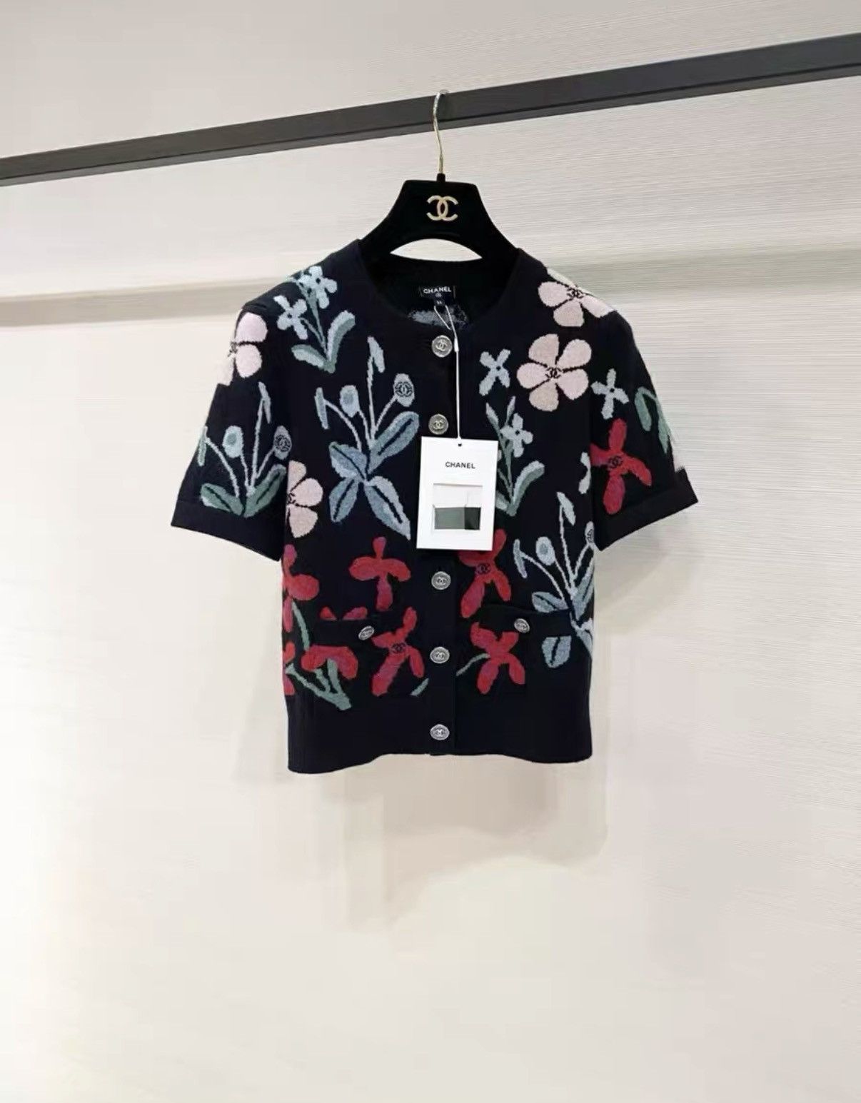 Chanel Chanel Cashmere Knit Top with Floral Detail J33 Size XS / US 0-2 / IT 36-38 - 1 Thumbnail