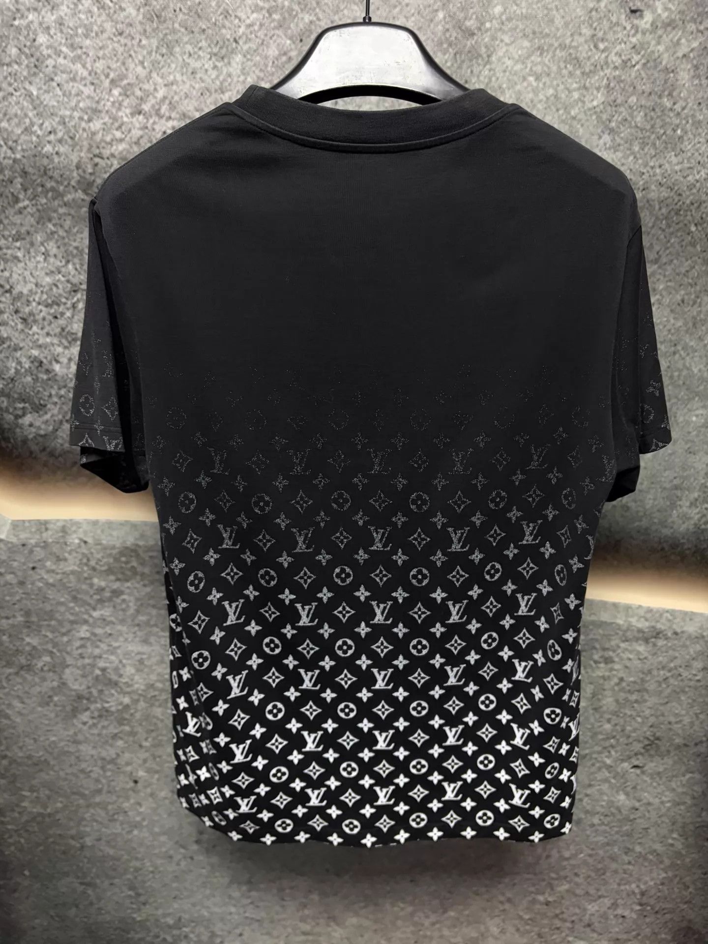 Louis Vuitton LV Black Gradient Monogram Short Sleeve T-Shirt L Size US L / EU 52-54 / 3 - 2 Thumbnail