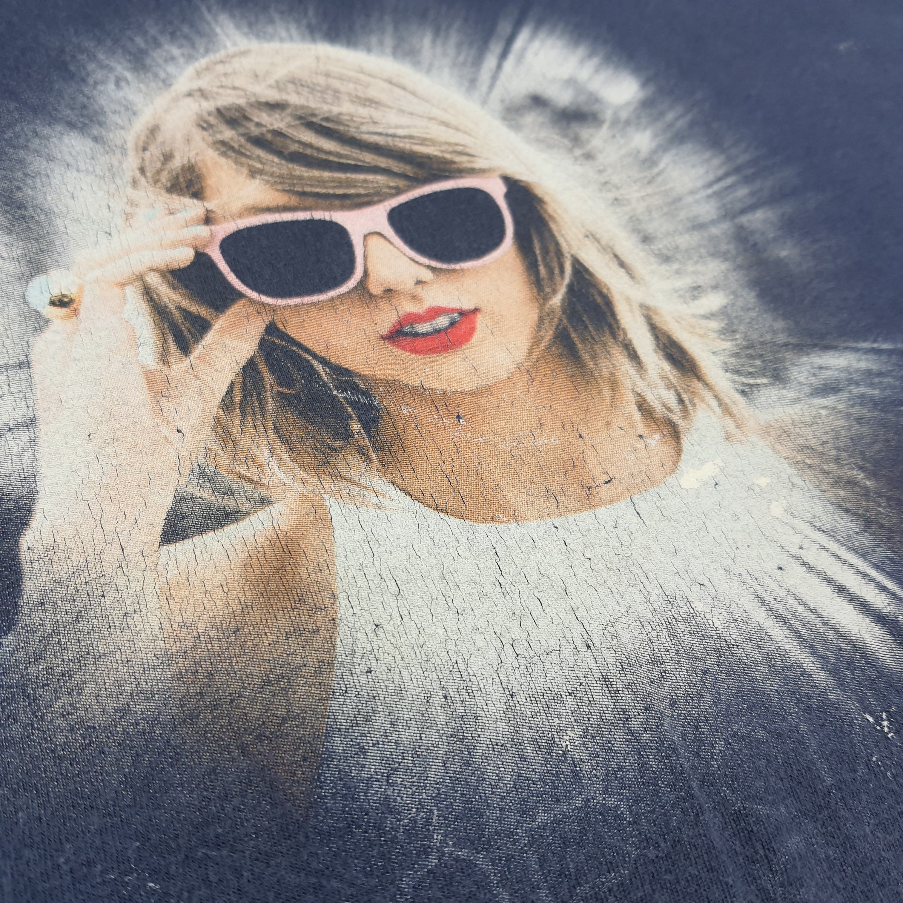 Band Tees Vintage Taylor Swift The 1989 World Tour Tshirt C301N2 Size US M / EU 48-50 / 2 - 3 Thumbnail