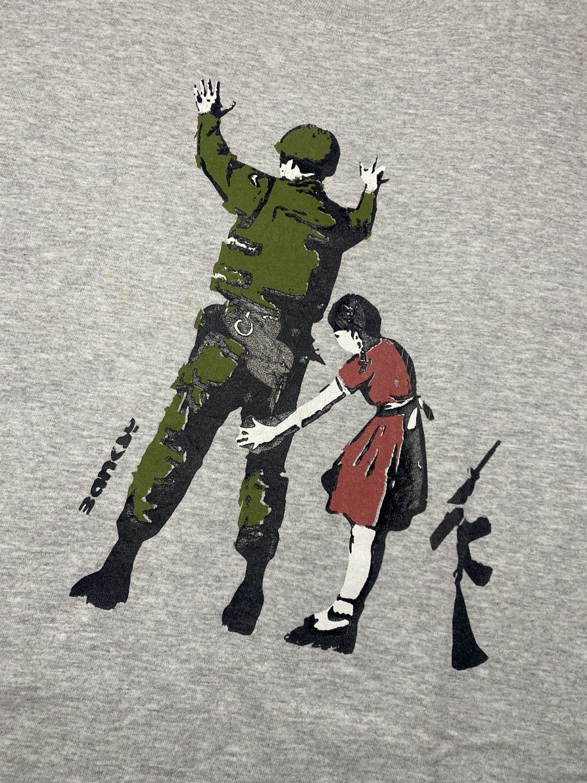 Vintage Rare! 2000s Banksy Girl Frisking Soldier Art Tee Size US M / EU 48-50 / 2 - 3 Thumbnail