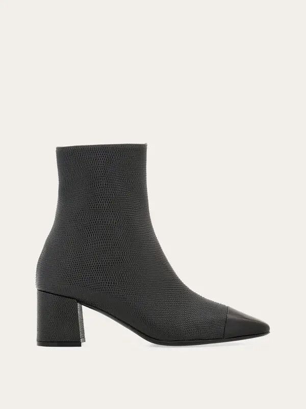 o1s1rm0126 Chunky Heel Ankle Boots in Black