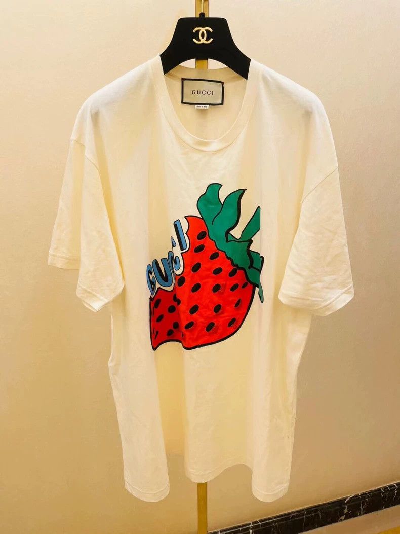 Gucci Gucci Strawberry Print Short Sleeve T-Shirt - dmc Size US M / EU 48-50 / 2 - 1 Thumbnail