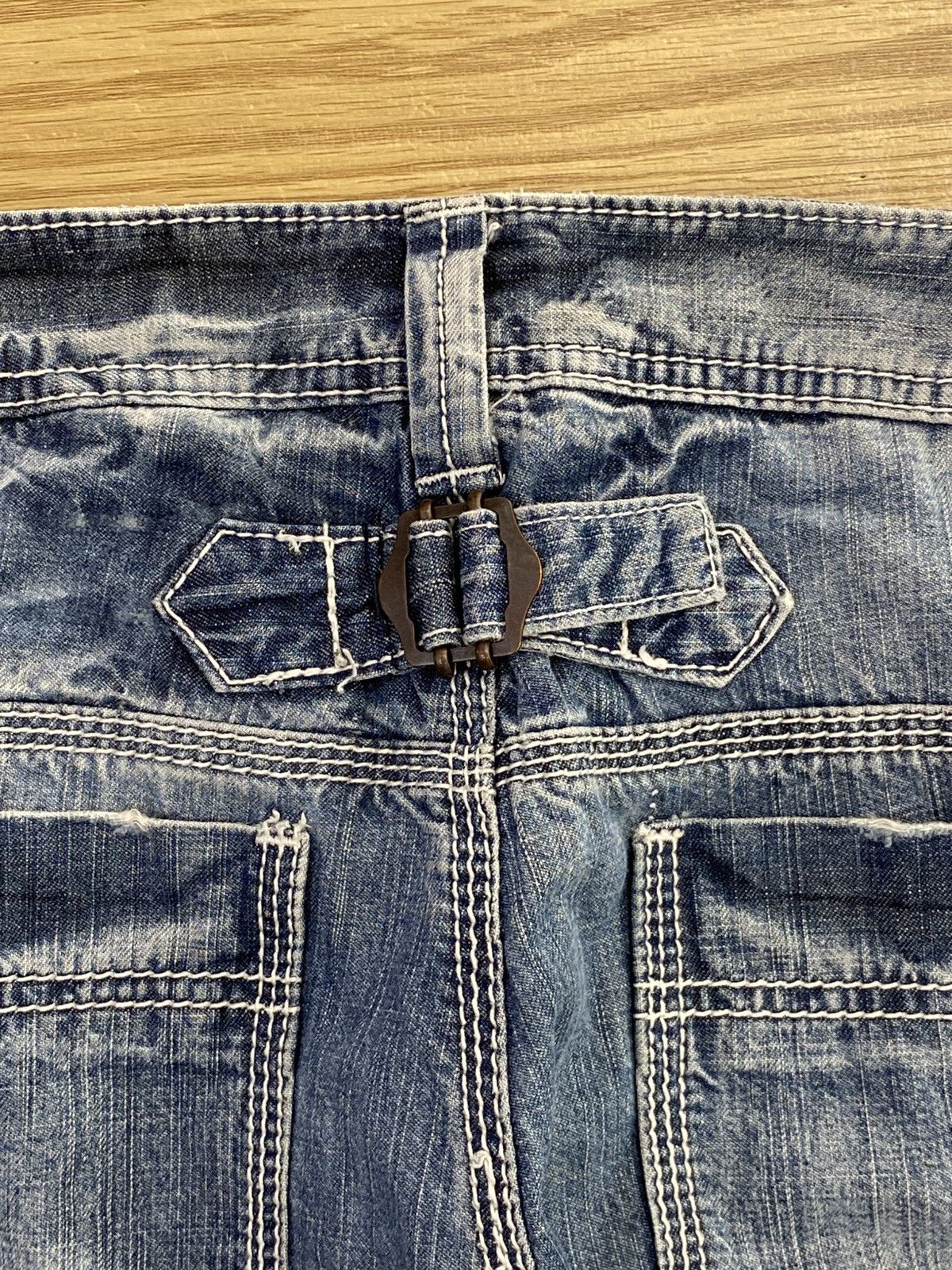 Japanese Brand Japanese Brand Faded Blue Wash Buckle Back Style Jeans Size US 32 / EU 48 - 5 Thumbnail