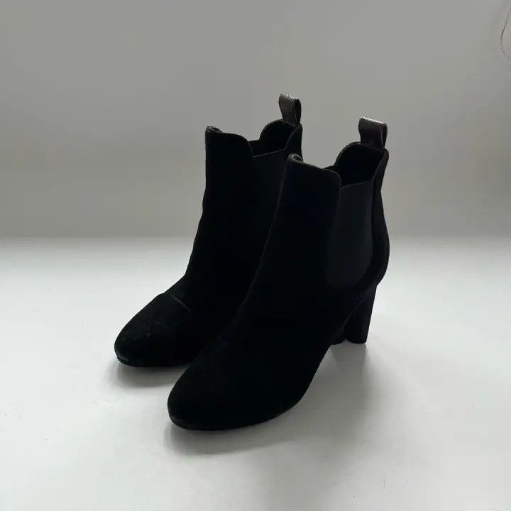 Louis Vuitton Louis Vuitton Black Ankle Heeled Boots for Women 0079 Size US 6 / IT 36 - 1 Thumbnail