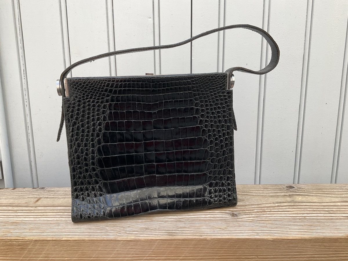 Authentic vintage 60's bag in black leather.