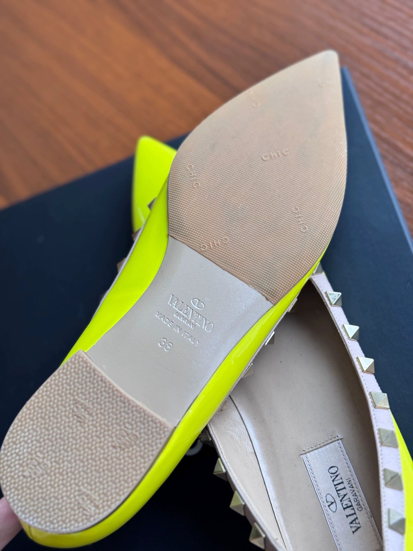 Valentino Valentino yellow patent leather stud flat shoes 38 Size US 7 / IT 37 - 8 Thumbnail