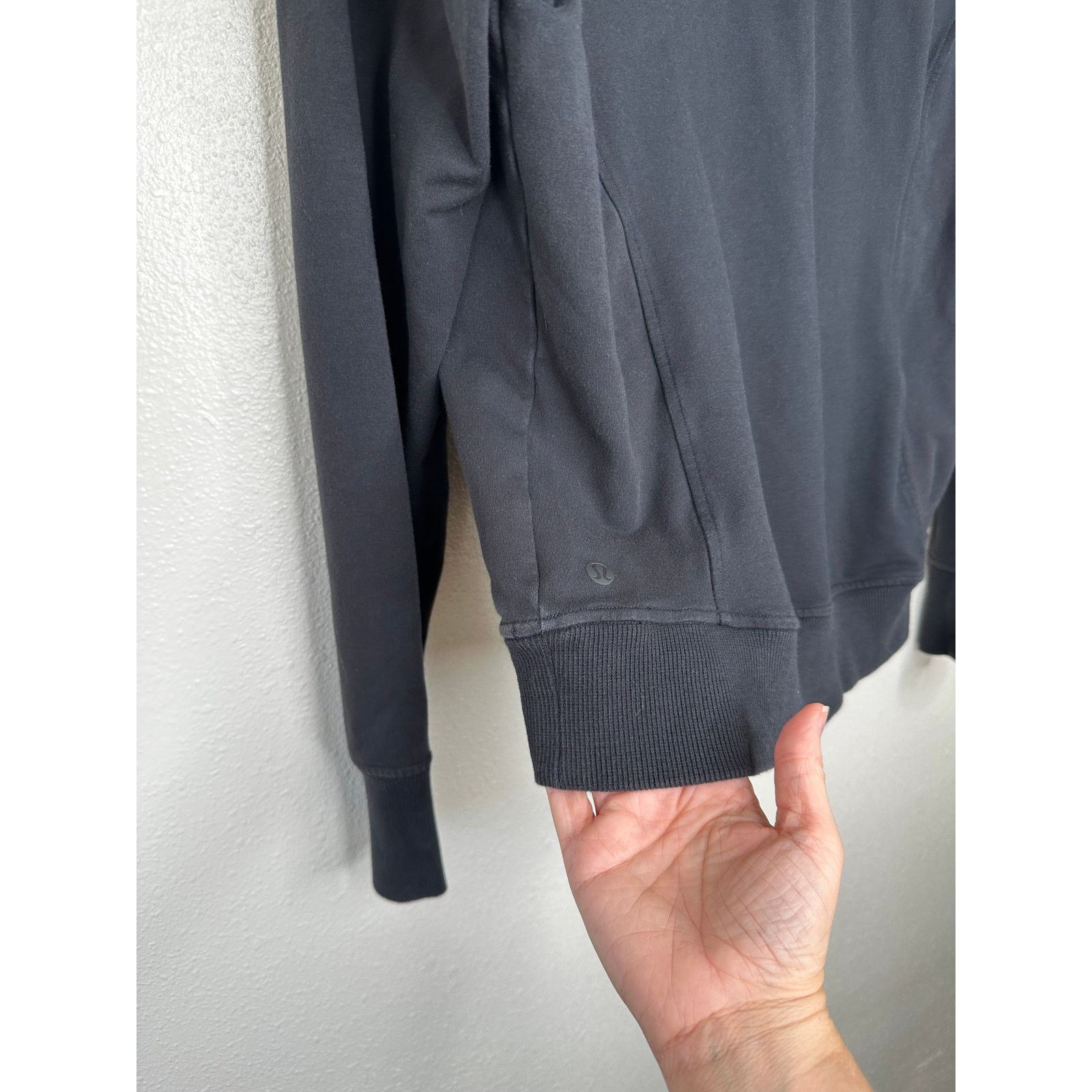 Lululemon Lululemon Black Long Sleeve Pullover Front Pocket Hoodie 4 Size S / US 4 / IT 40 - 9 Thumbnail