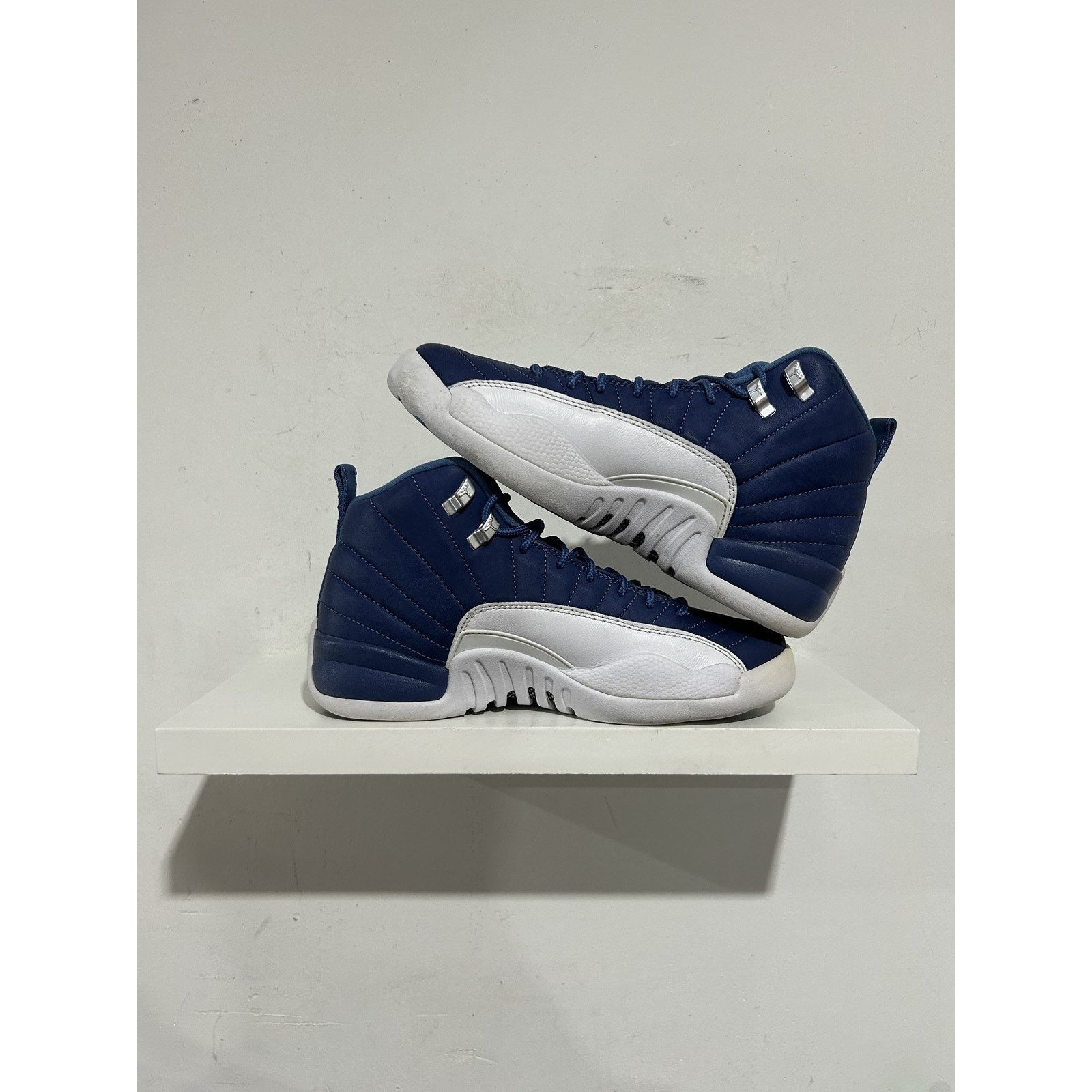 Jordan Brand JORDAN 12 INDIGOO SIZE 7 PREOWNED Size US 7 / EU 40 - 2 Thumbnail