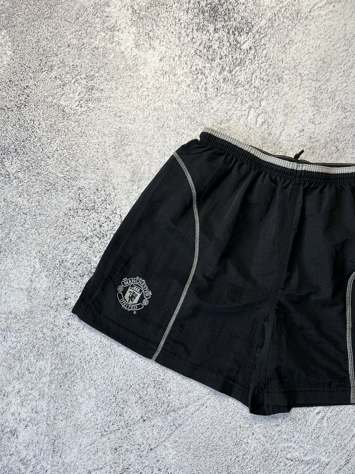 Vintage Vintage Umbro Manchester United Shorts Size M Size US 32 / EU 48 - 2 Thumbnail