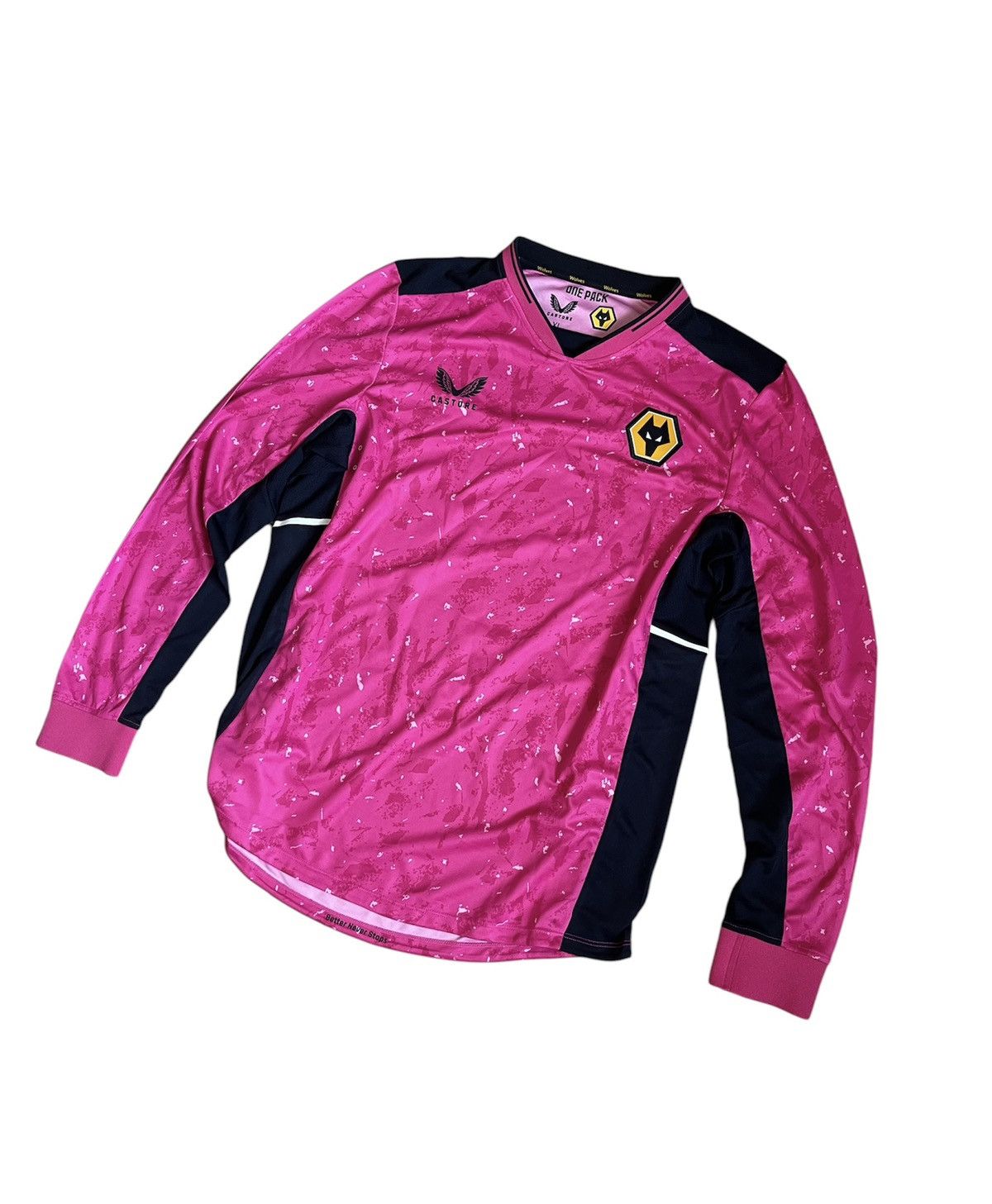 Other Castore Wolves pink long sleeve soccer jersey Size US M / EU 48-50 / 2 - 2 Thumbnail
