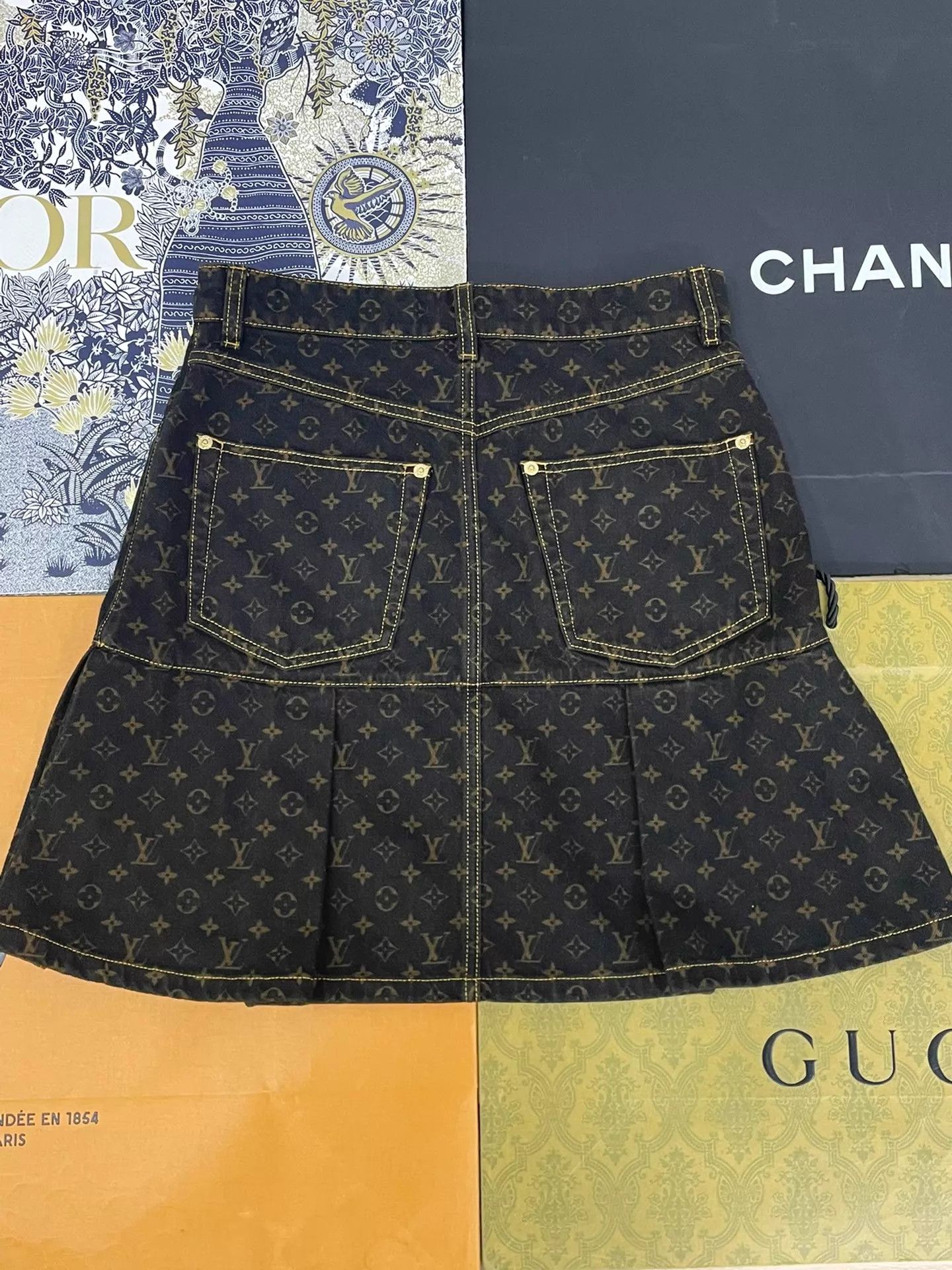 Louis Vuitton Louis Vuitton Monogram Skirt Black Gold 36 NWT Size 26" / US 2 / IT 38 - 2 Thumbnail